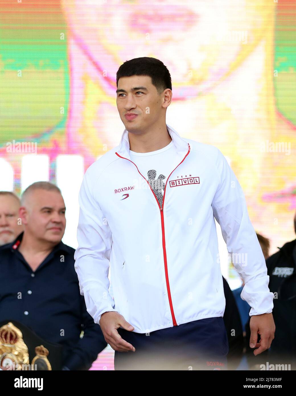 1040x1390  Смотреть бокс: Дмитрий Бивол против Трента Бродхерста (04/4/17) | Главное видео