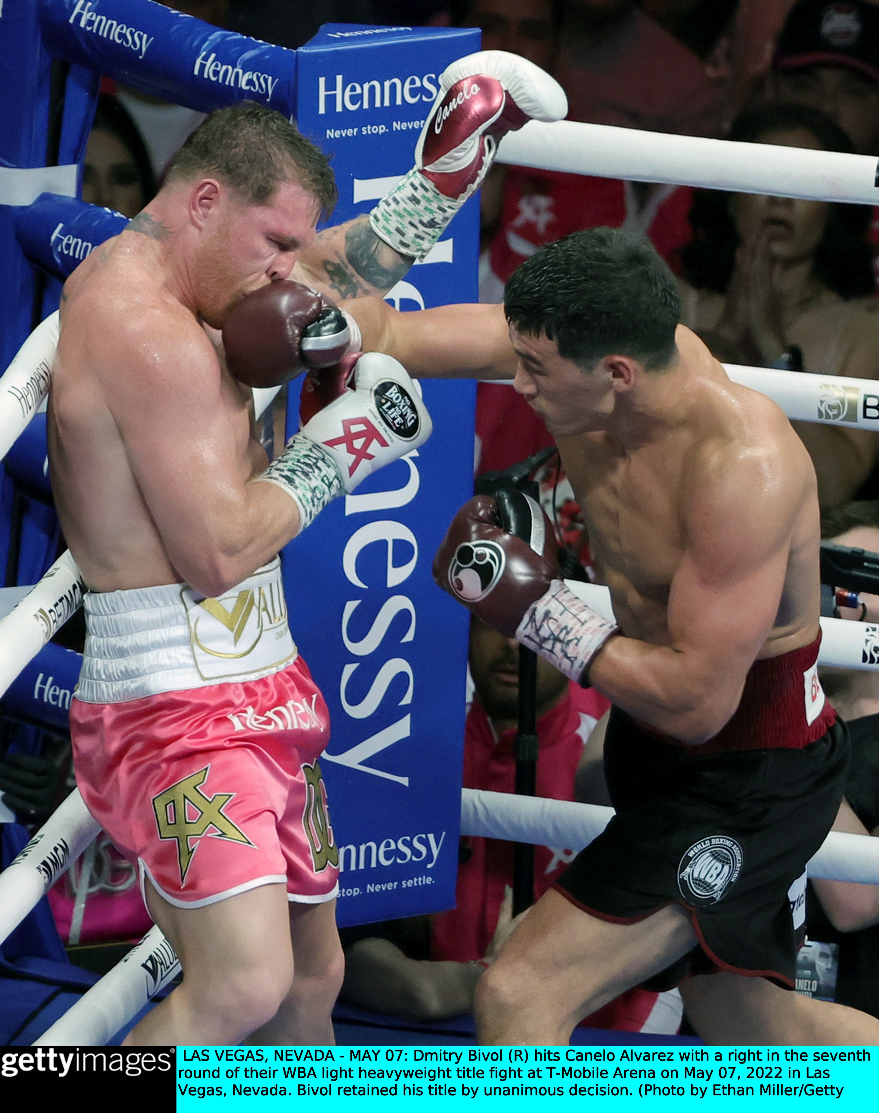 2899x3672  Атлантик -Сити, Нью -Джерси, США. 24 ноября 2018 года. Атлантический Атлантик -Сити, штат Нью -Джерси, 24 ноября: Dimitry Bivol (слева) наносит удар по Джин Паскалу (справа) во время их боя в тяжелом весе в ноябре