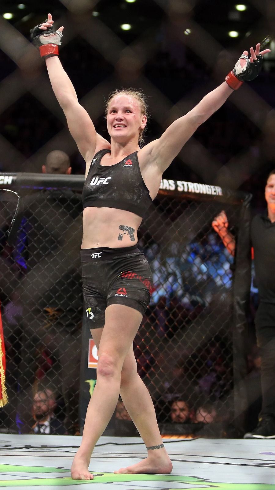 900x1600  Valentina Shevchenko Взвешивание редакционного изображения - изображение боя, United: 150479239