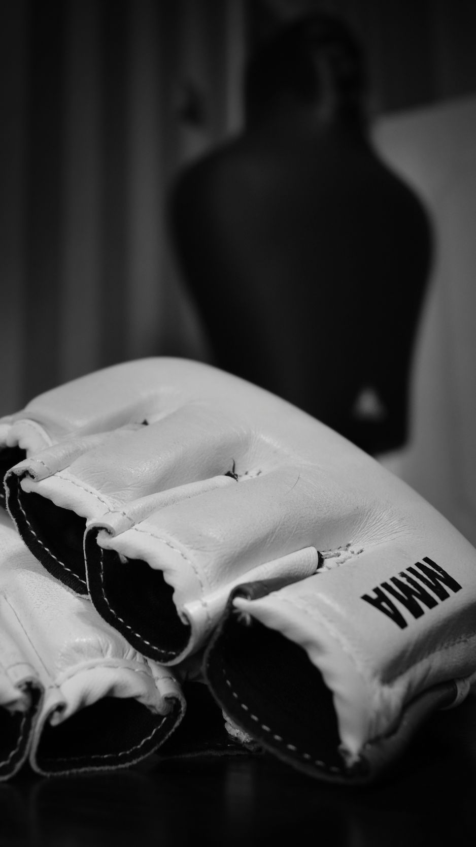 Скачать обои 938x1668 смешанные боевые искусства, MMA, Wrestling, BW, Gloves iPhone 8/7/6S/6 для Parallax HD фон