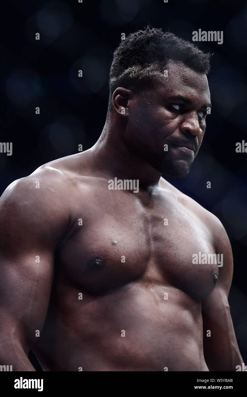 866x1390  Фрэнсис Нганну из Камеруна и Франции (голубые перчатки) реагирует против Кертиса Блейдеса из Америки (красные перчатки) во время ночи боя UFC на Cadillac Aren Stock Photo - Alamy