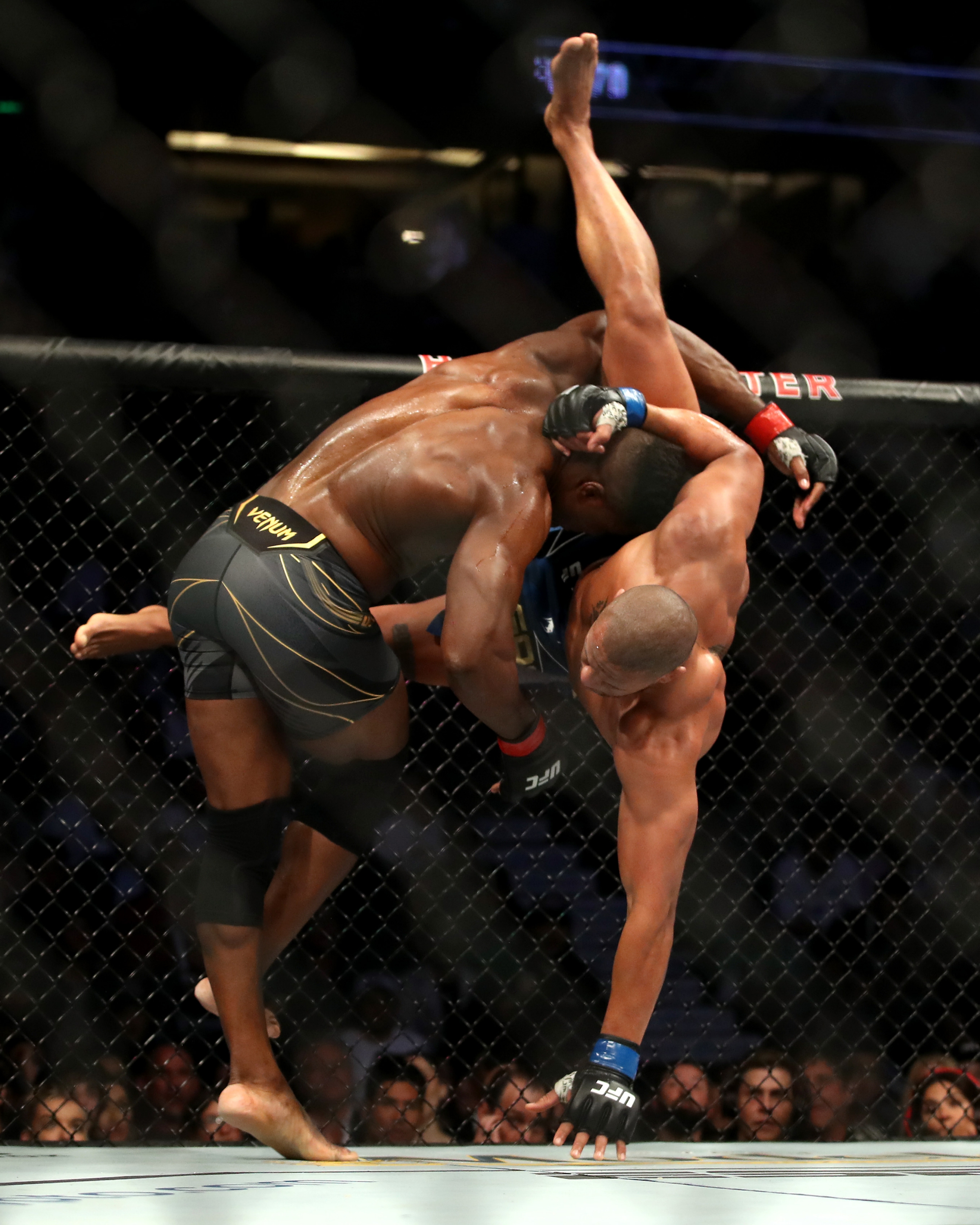 2401x3000  Чемпион UFC в супертяжелом весе Фрэнсис Нганну призвал переключиться на бокс | Fox Sports