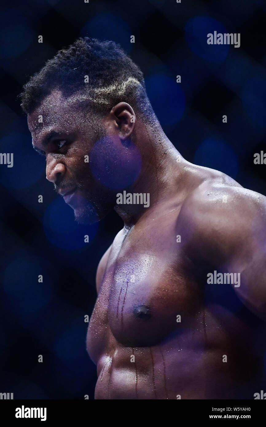 866x1390  Фрэнсис Нганну из Камеруна и Франции (голубые перчатки) реагирует против Кертиса Блейдеса из Америки (красные перчатки) во время ночи боя UFC на Cadillac Aren Stock Photo - Alamy