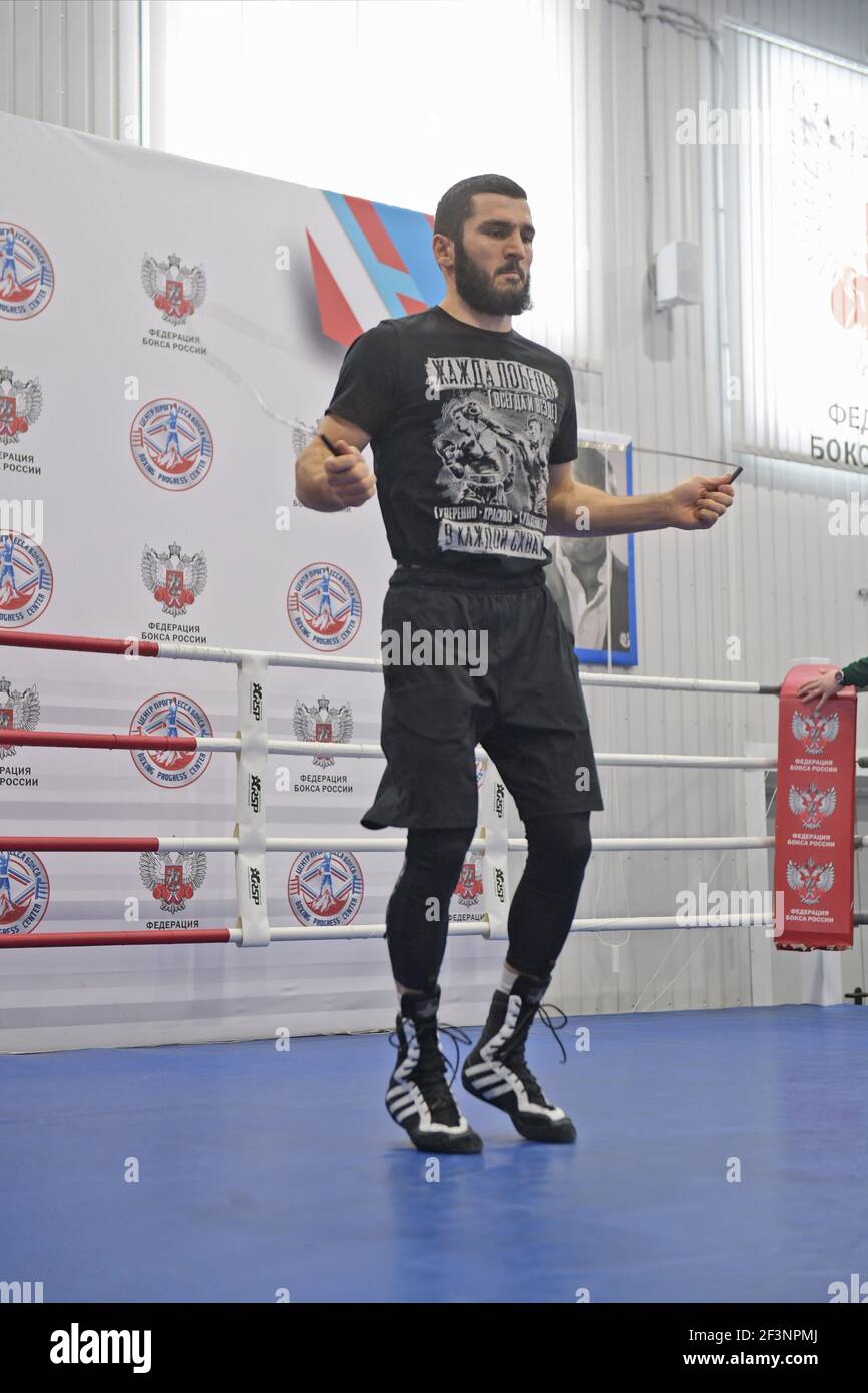 866x1390  Российский боксер Артур Бетербиев, WBC и IBF чемпион мира в тяжелом весе, во время пресс -конференции перед сражением с немецким боксером Адамом Дайнс на Megasport Arena в Москве. 15 марта 2021 года.