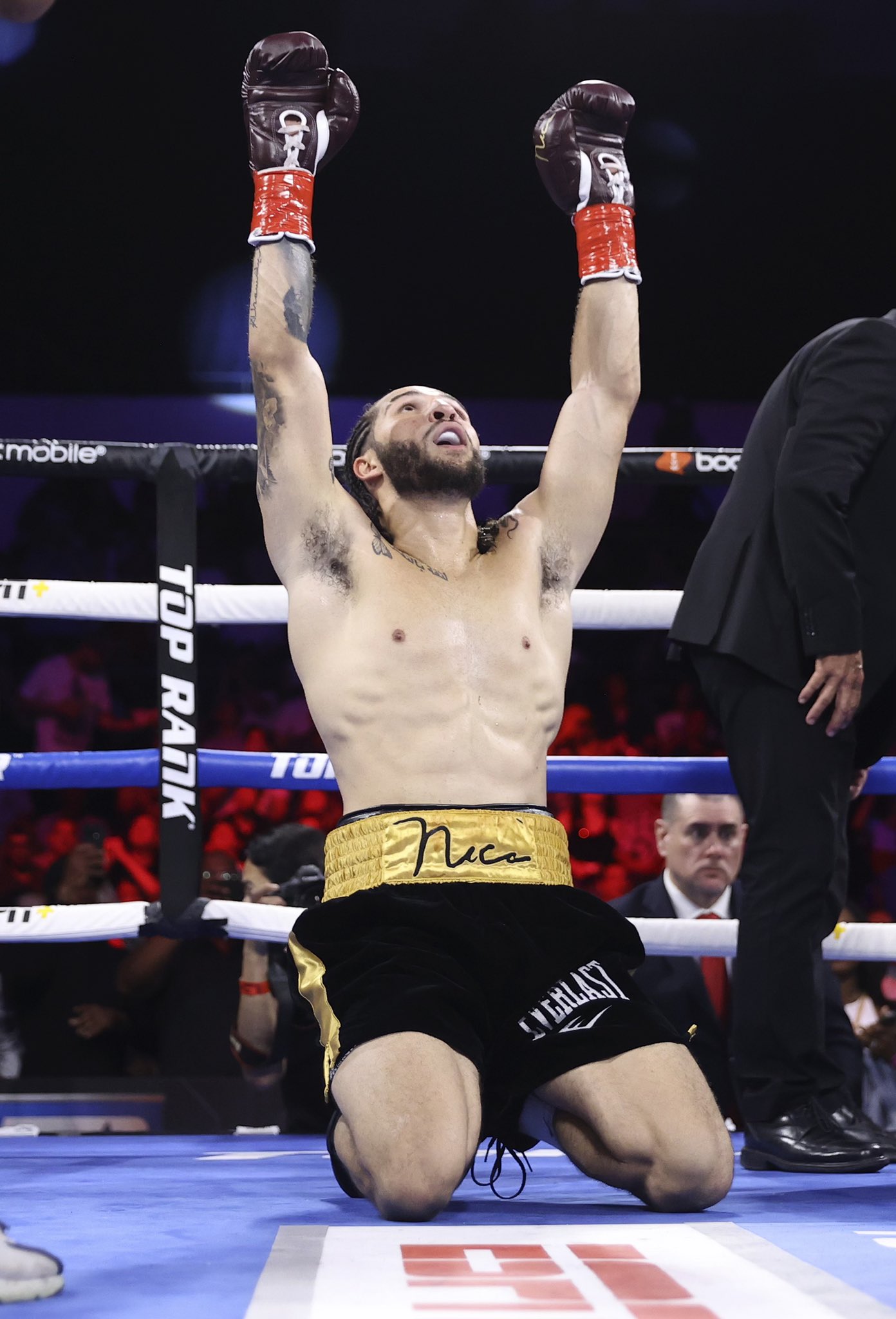 1392x2048  Нико Али Уолш в Твиттере: \ "Алхамдуллила !! Проклятие сломано! 6-0 никогда не чувствовал себя так хорошо. Спасибо всем за любовь и молитвы! Я скоро вернусь. Эта история далеко