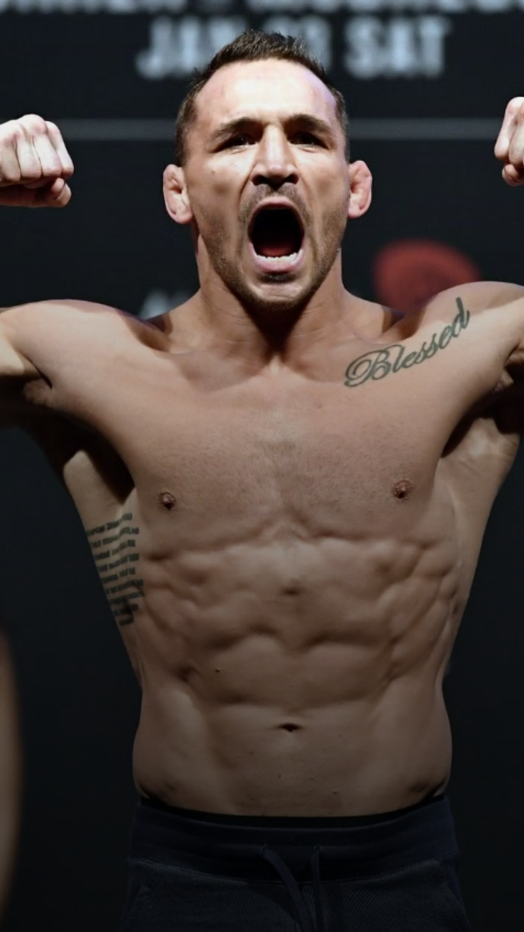 1080x1920  Видео: Майкл Чендлер исполняет песню Бритни Спирс на «The Masked Singer» Live Tour - MMA Fighting