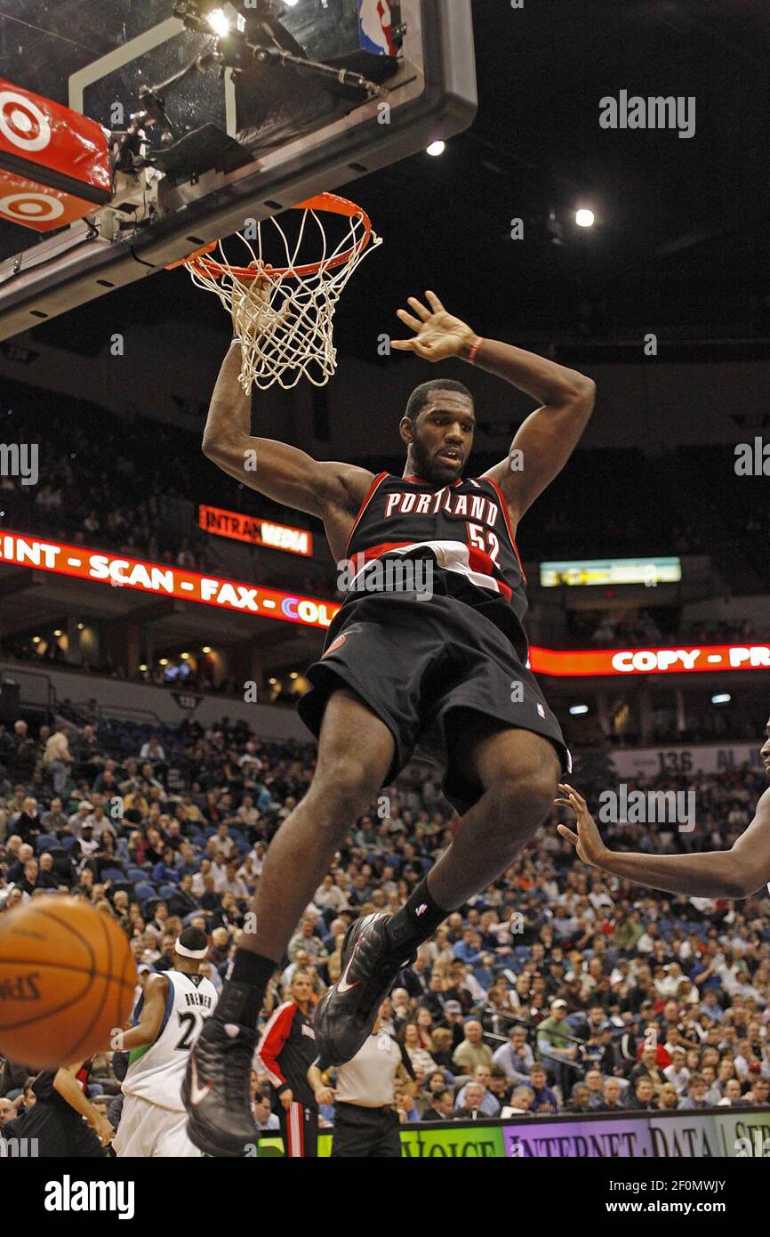 866x1390  Портленд Трэйл Блэйзерс Николас Батум реагирует после того, как 30 октября 2010 года в Нью -Йорке в Нью -Йорке отреагируется после перехода во второй половине против «Нью -Йорк Никс» в Мэдисон Сквер Гарден в Нью -Йорке.