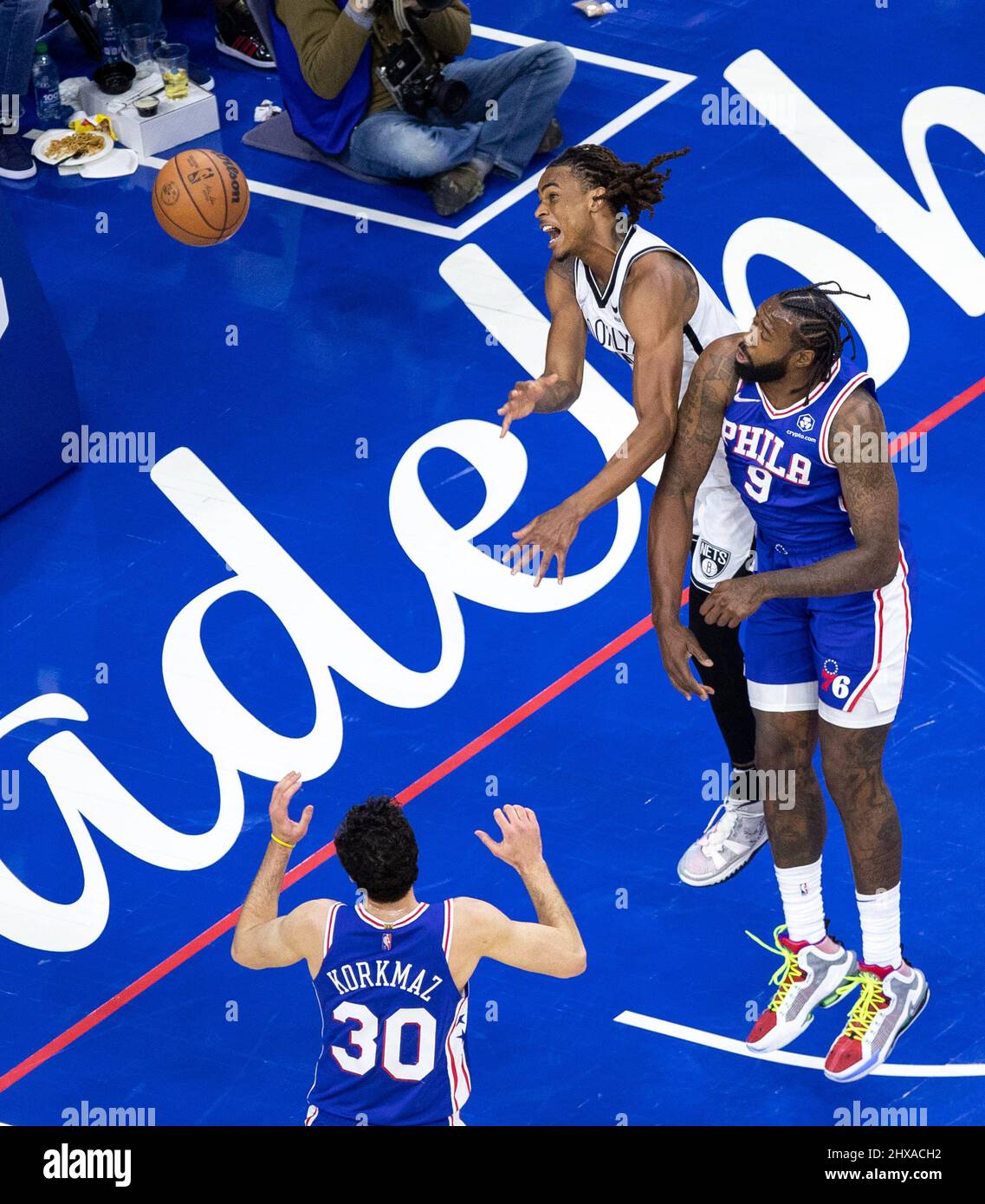 1137x1390  Филадельфия, США. 10 марта 2022 года. Деандре Джордан (76ers 9) \ u0026#xa; блокировка Ника Клэкстона (Nets 33), выстрел во время игры Национальной баскетбольной ассоциации между Филадельфийской 76ers и Бруклинскими сетями в Центре Уэллса Фарго в
