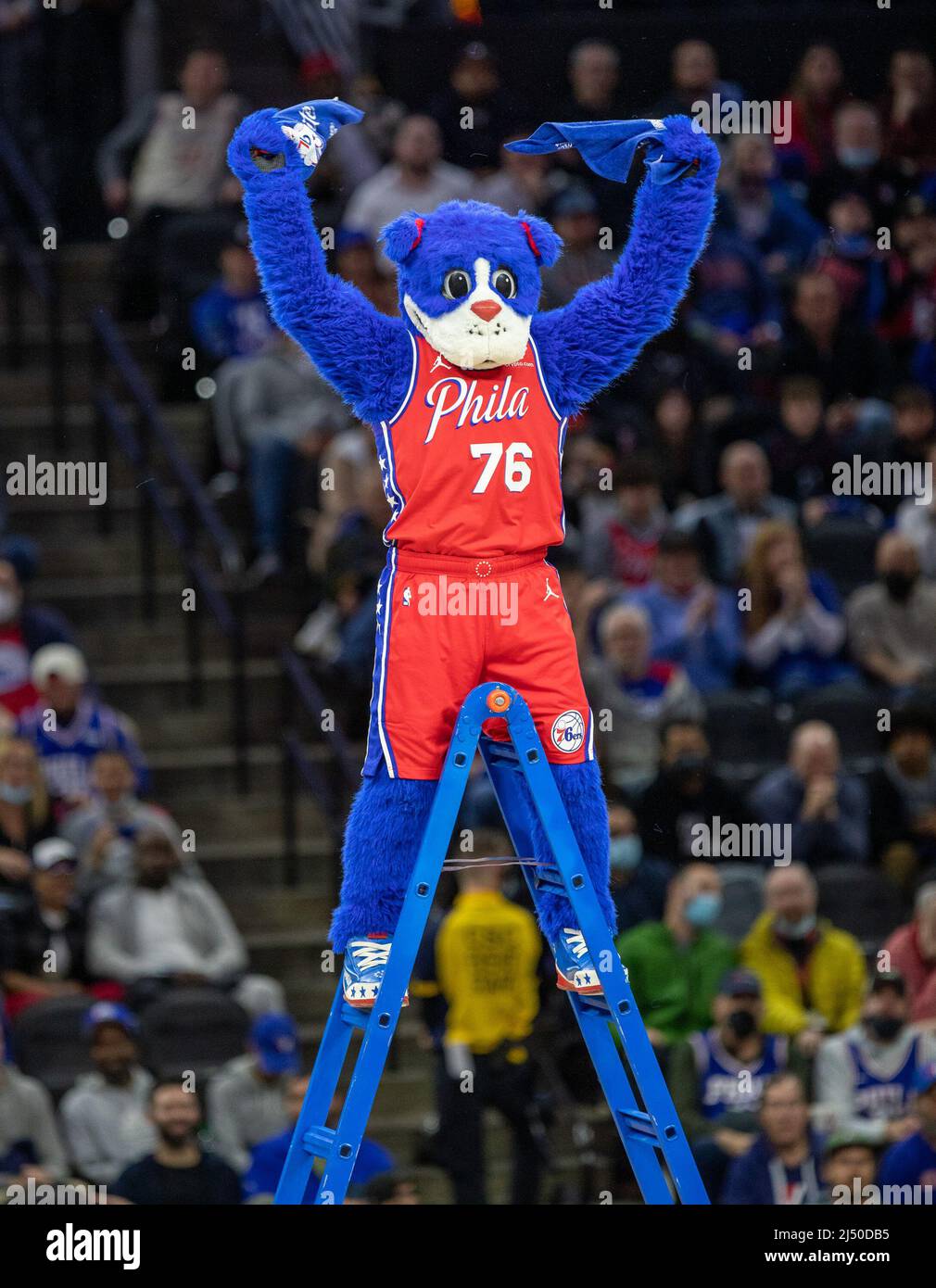 1010x1390  Филадельфия, США. 18 апреля 2022 года. Талисман 76ers во время игры Национальной баскетбольной ассоциации между Филадельфией 76ers и Toronto Raptors в Центре Уэллс Фарго в Филадельфии, штат Пенсильвания, Джорджия Соарес/SPP.