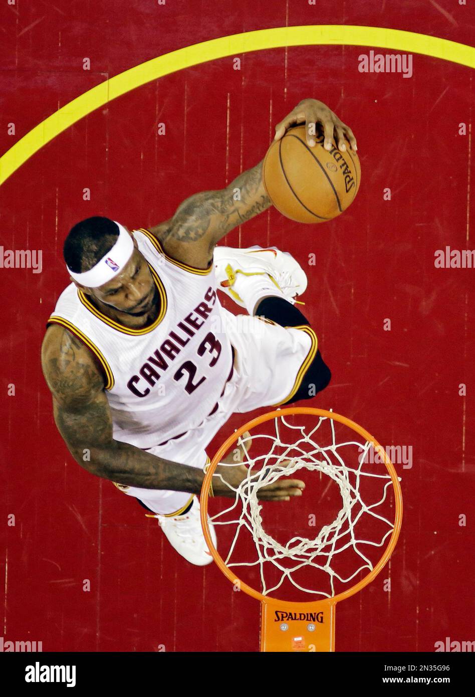 948x1390  Кливленд Кавальерс Леброн Джеймс поднимается, чтобы снимать во время баскетбольного матча NBA в Новом Орлеане, Луизиана, 17 февраля 2008 года. Рейтер/Люси Николсон (Соединенные Штаты Стоковое фото - Алами