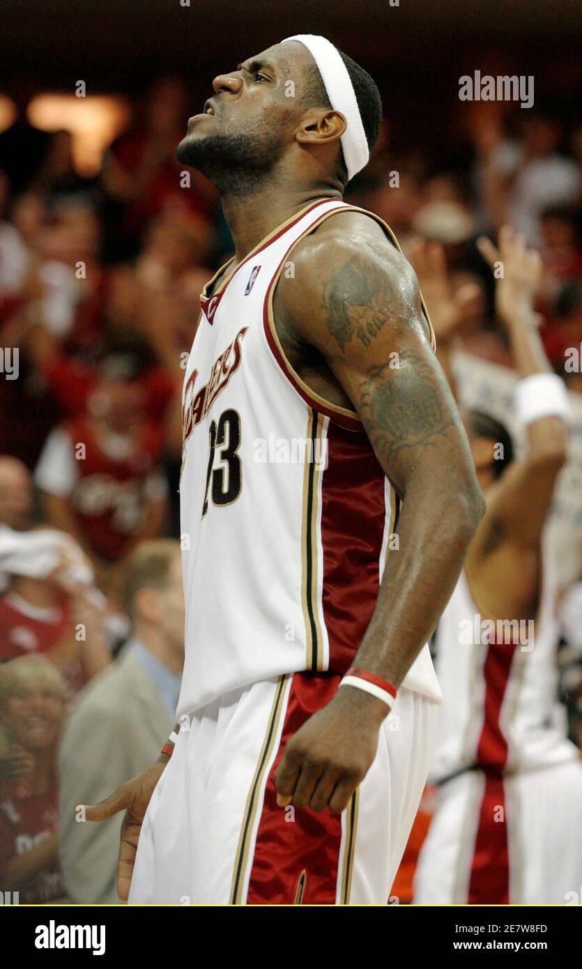 835x1390  Кливленд Кавальерс Леброн Джеймс Лясст Эйнен Шрей, Wie Er Auf der Bank Während Einer Stopage im spiel im vierten Quartal Gegen Deat Detroit Pistons в Spiel 6 Der Baureihe Basketball Nba Eastern