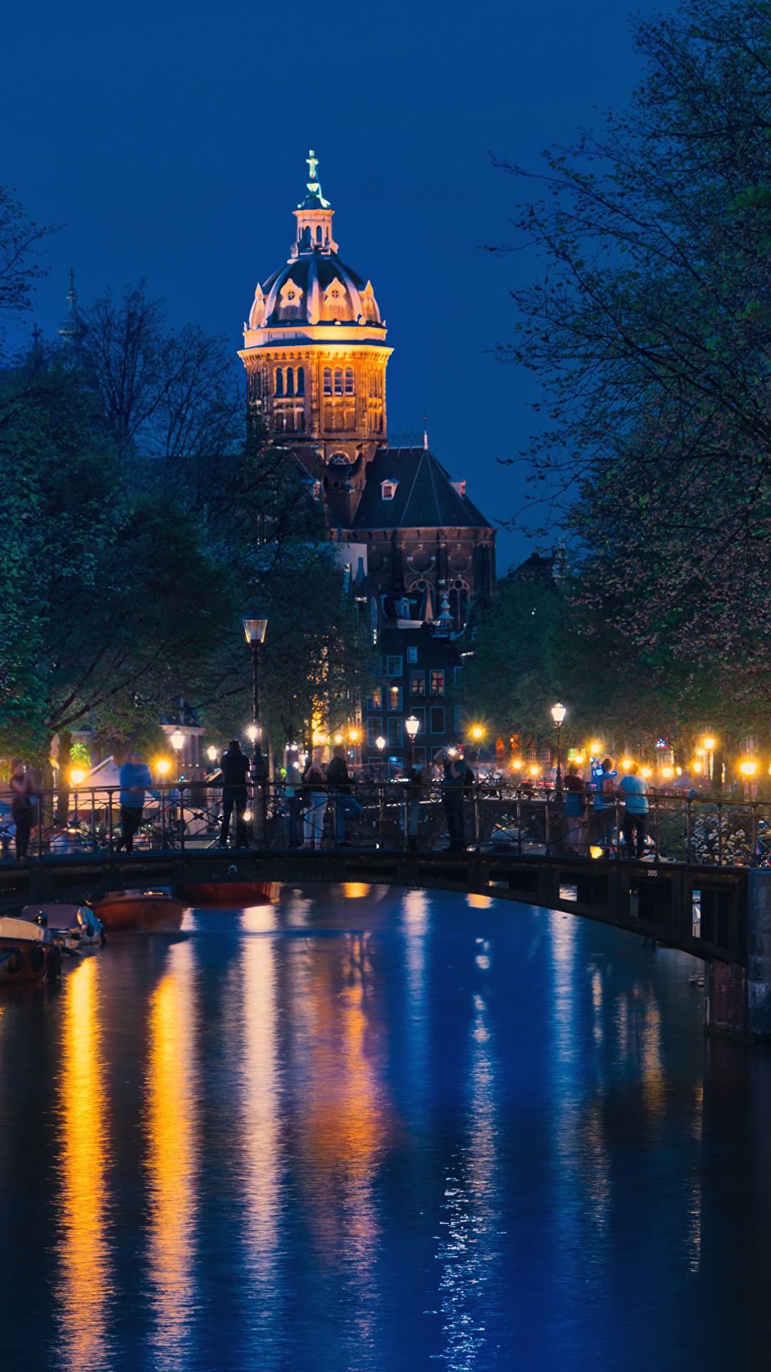 1080x1920   Обои Амстердам Нидерланды Канал мост Ночной причал 1080x1920