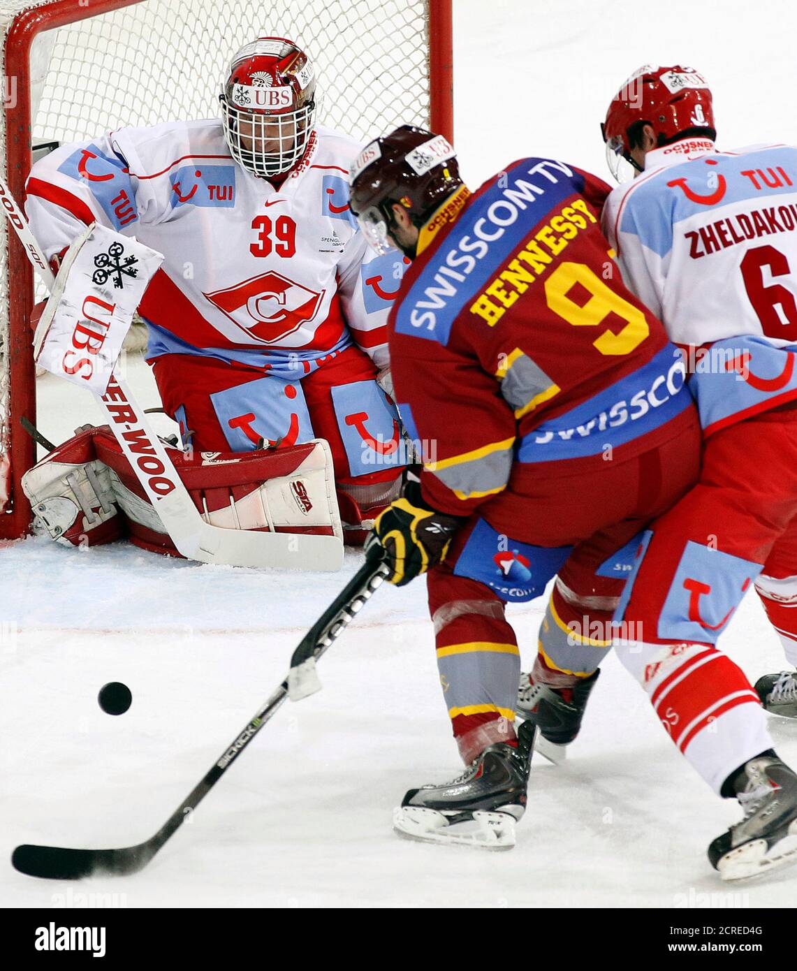 1141x1390  HC Geneve Servette Джош Хеннесси вызовет вратаря Spartak Moscow Dominik Hasek (L) и его товарищ по команде Григори Жельдаков (R) во время их хоккейного матча на турнире Кубка Спенглера на швейцарской горе
