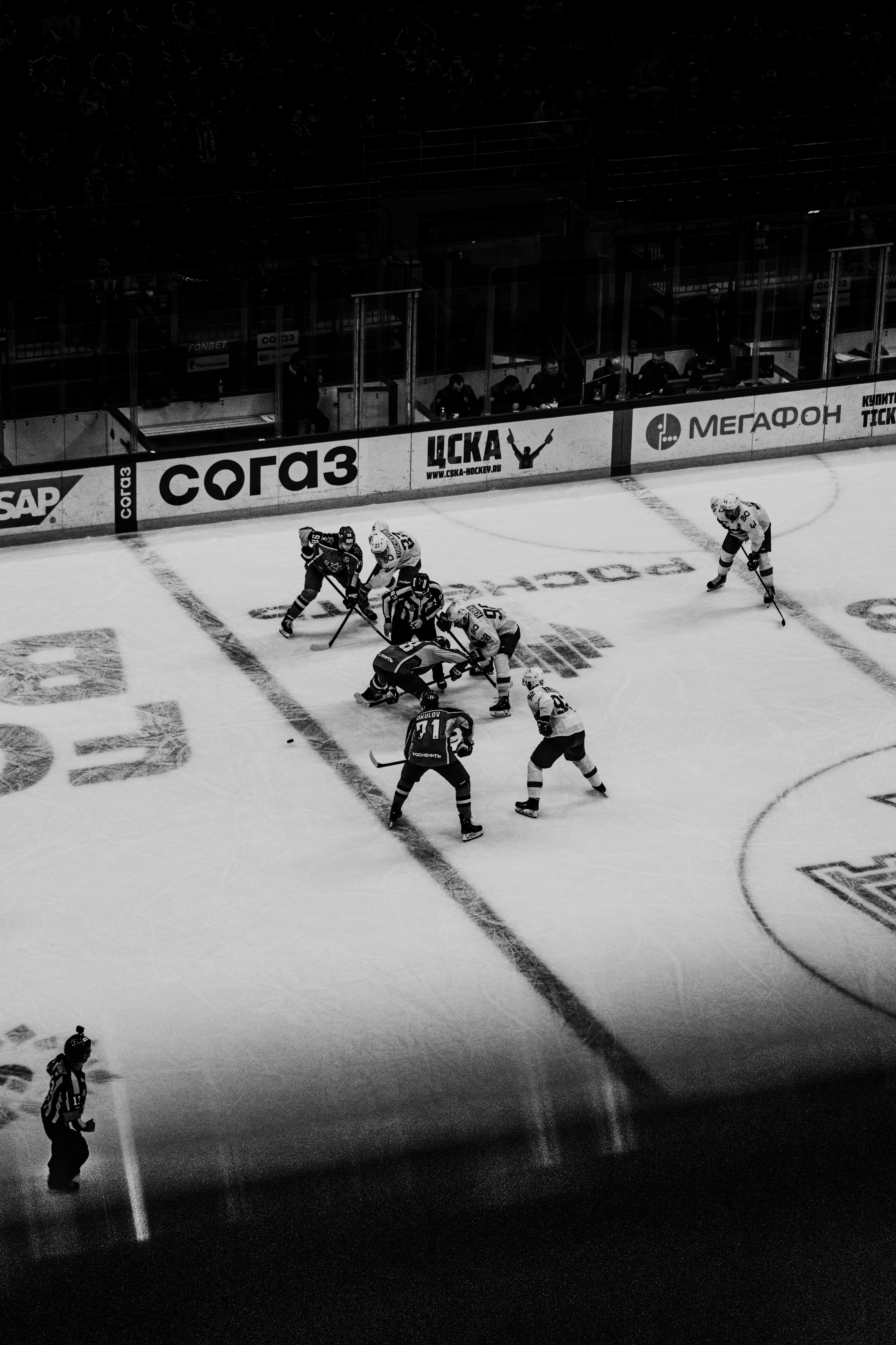 3061x4592  Хоккеисты на хоккейном поле - бесплатное серое изображение на Unsplash