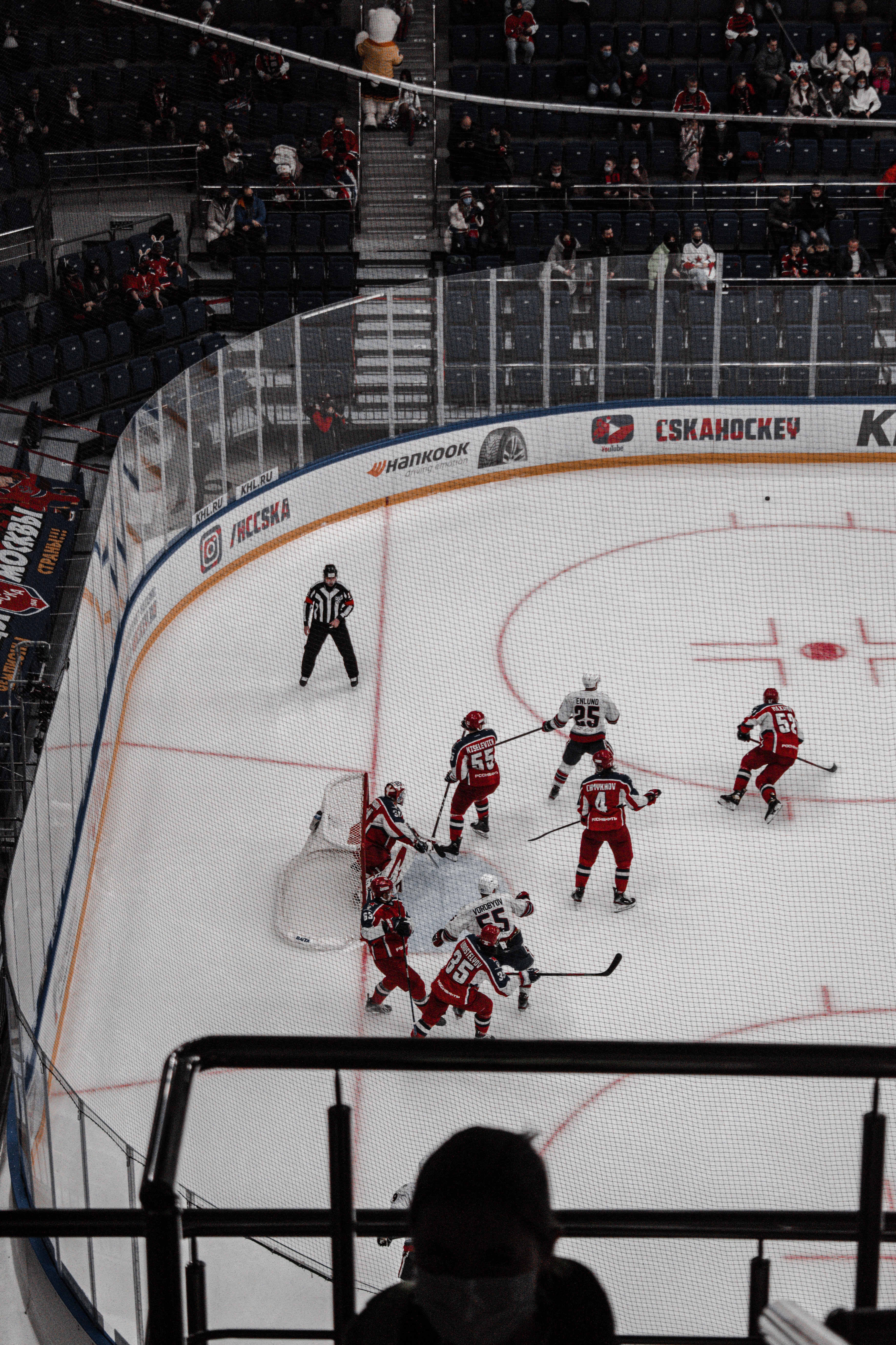 3671x5506  Foto 2 Homens na camisa da camisa vermelha e branca jogando hóqui no gelo - Imagem de cinza grátis no unsplash