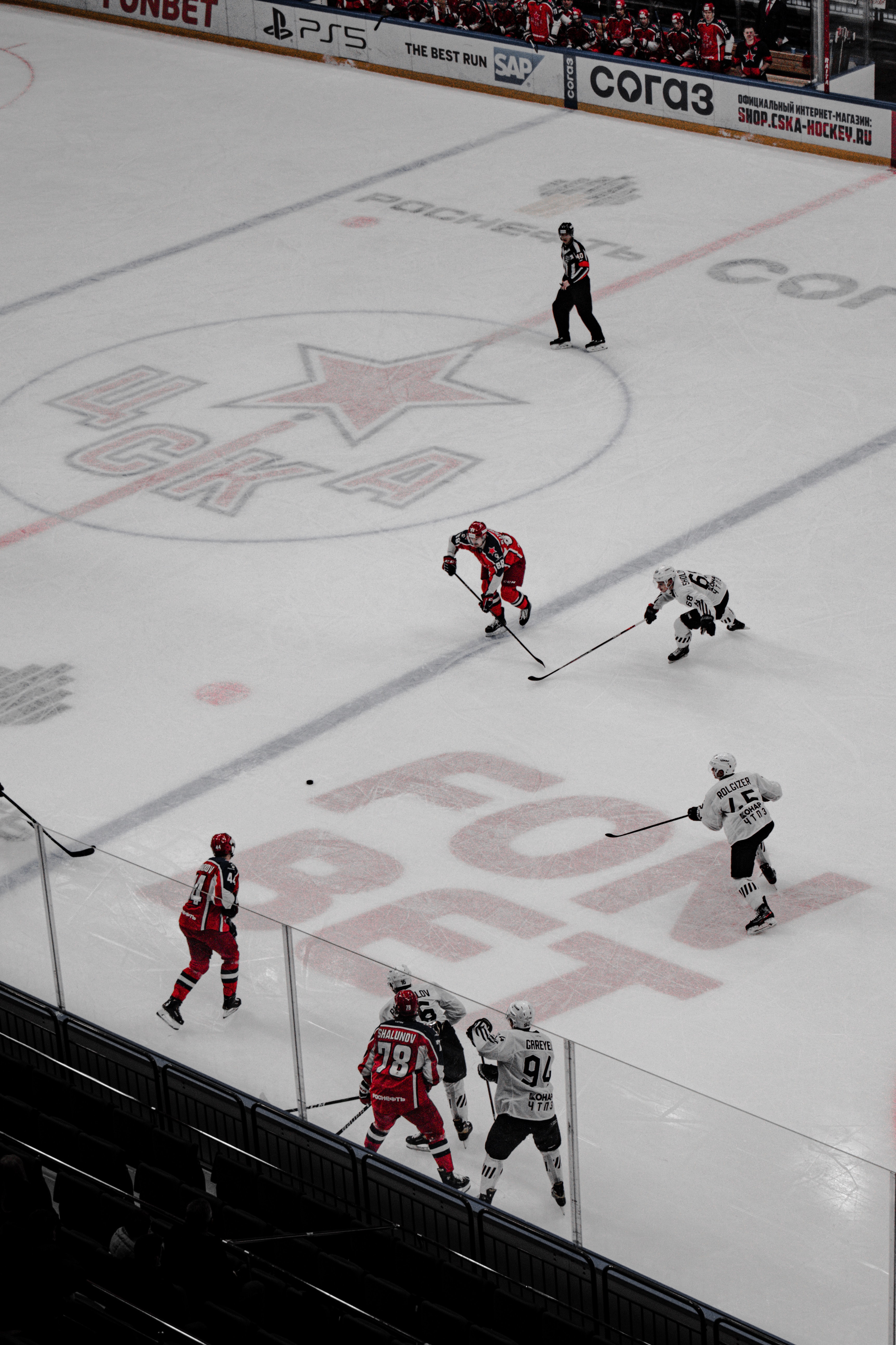 3447x5170  Люди, играющие в хоккей на шайбах на фото стадиона - бесплатное серое изображение на Unsplash