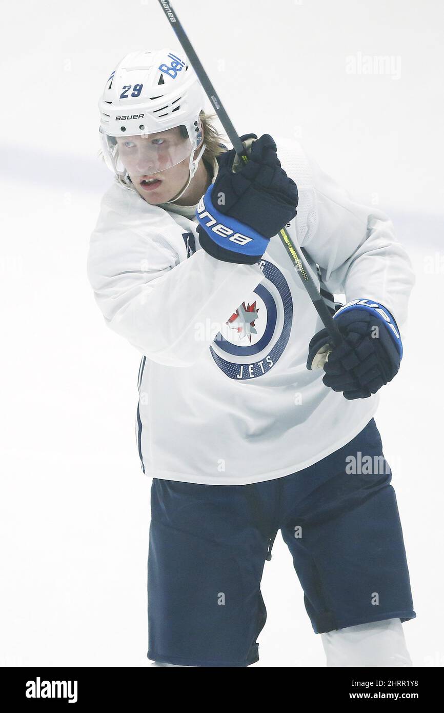 866x1390  Виннипег Джетс Патрик Лейн (29) забил против вратаря Флориды Пантерс Роберто Луонго во втором периоде в Центре BB \ U0026T в Санрайз, штат Флорида, в среду, 4 января 2017 года. (Фото Дэвида Сантьяго/Эл.