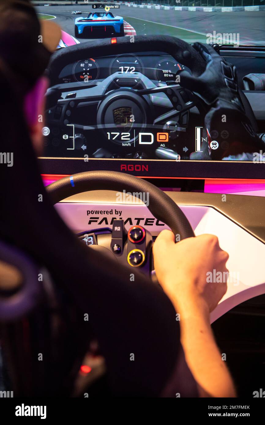 866x1390  Кельн, Германия. 24 августа 2022 года. Gamescom 2022. Porsche представляет новый внешний вид Vision Gran Turismo Spyder (VGT), разработанный Vexx для гоночной симуляции видеоигр Gran Turismo 7 на стенде AOF Porsche