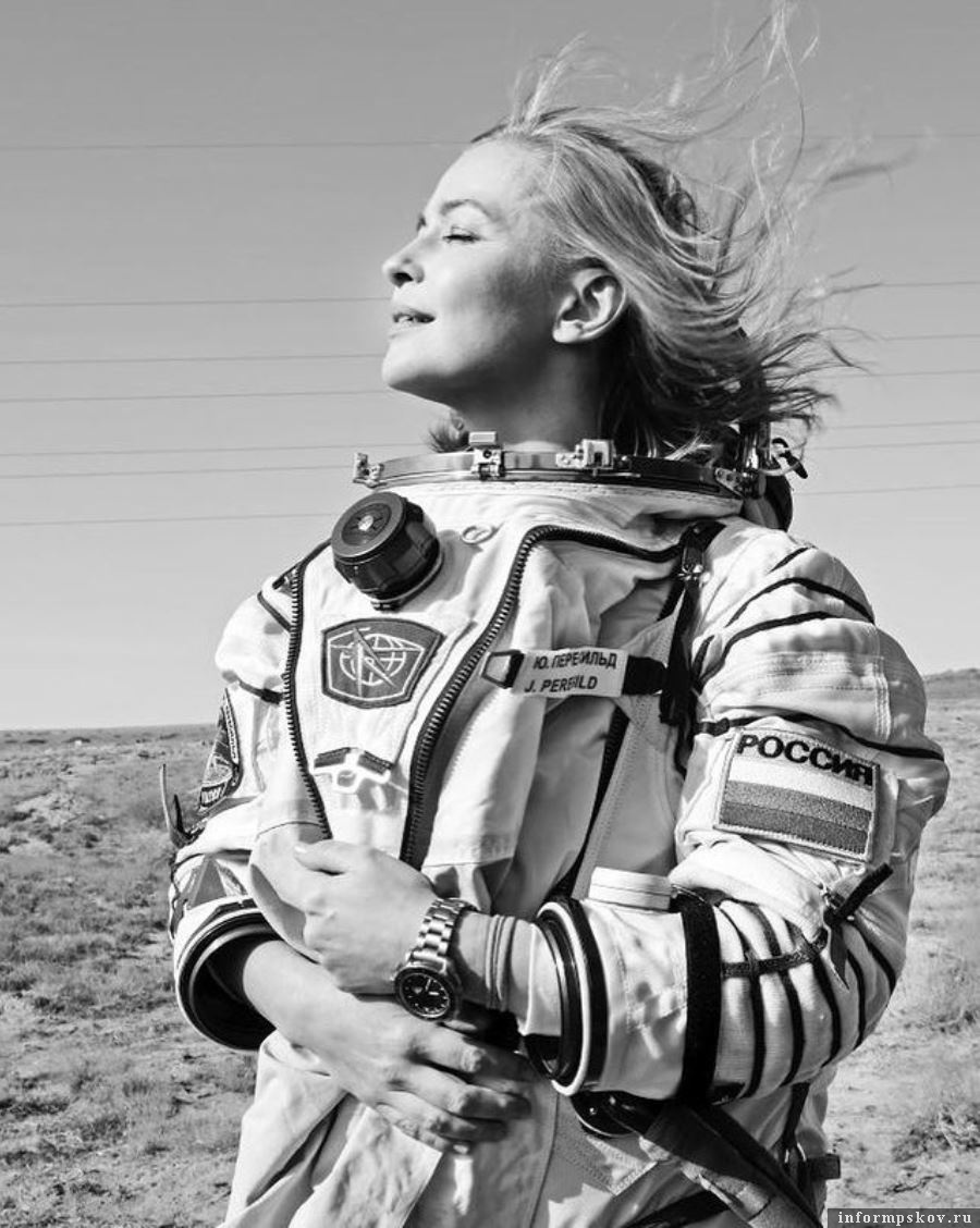 900x1128  Юлия Пересильд опубликовала фото, сделанное за 20 минут до входа в  космический корабль