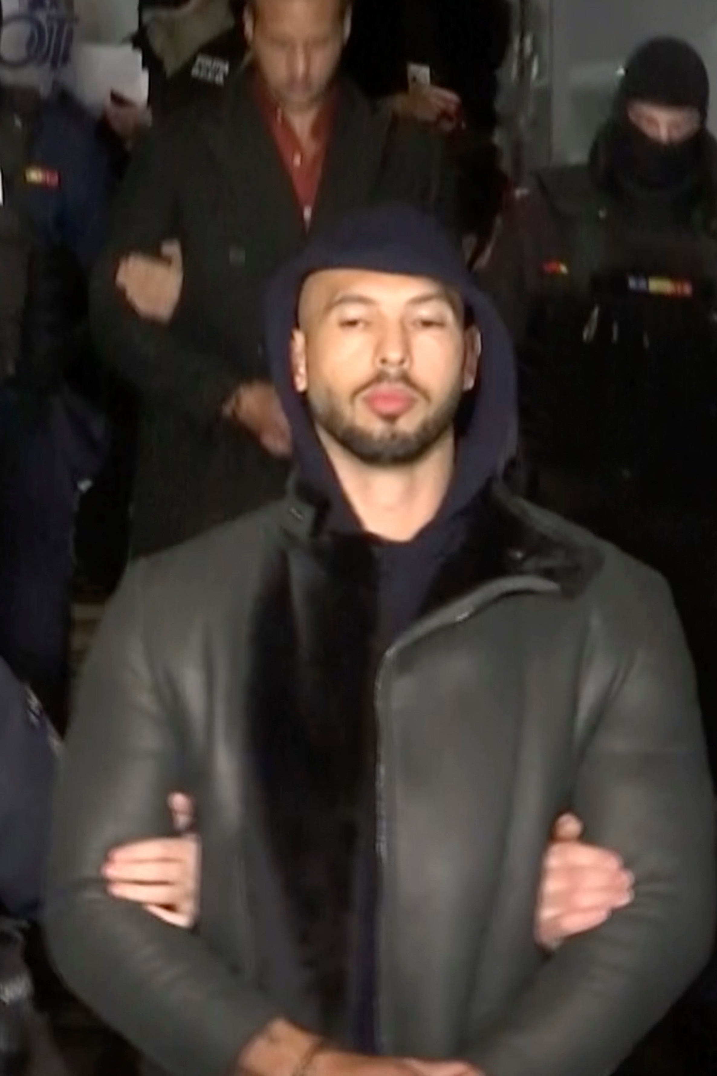 2372x3558  Разделительная звезда социальных сетей Эндрю Тейт, задержанная в Румынии | Вей