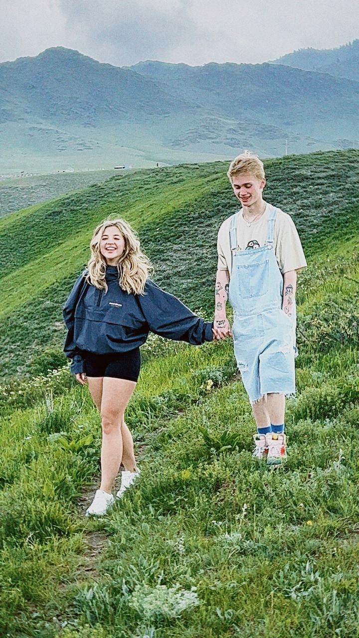 720x1280  Даня Милохин поднялся в горы Казахстана и сделал милое фото с Аней Покров,  взяв ее за руку