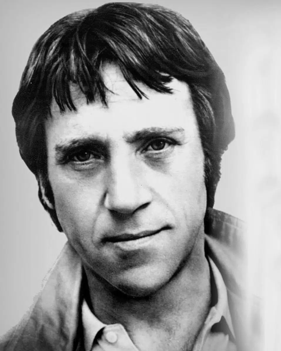 956x1195  Памятник Владимиру Высоцкому у площади Петровские ворота: история создания,  скульптор, где находится, интересные факты.