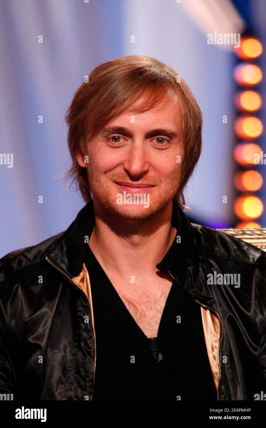 866x1390  Дэвид Гетта присутствует на пленке телешоу в Париже, Франция, 11 февраля 2008 года. Фото Грега Суссана/abacapress.com Стоковое фото - Алами