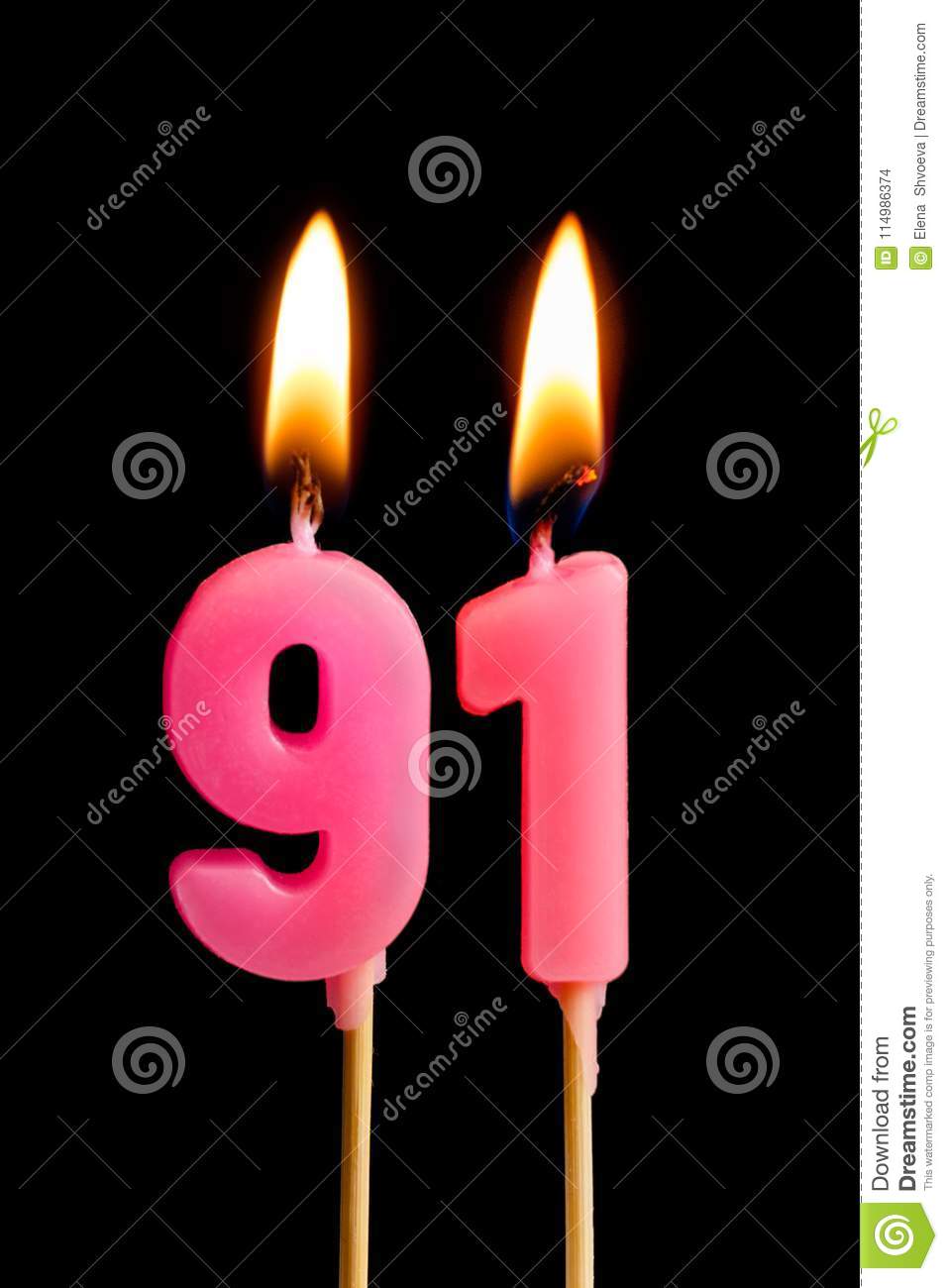 957x1300  Сжигающие свечи в виде 91 девяносто одного числа, даты для торта, изолированных на черном фоне. Концепция празднования сток -фото - изображение свечи, украшение: 114986374
