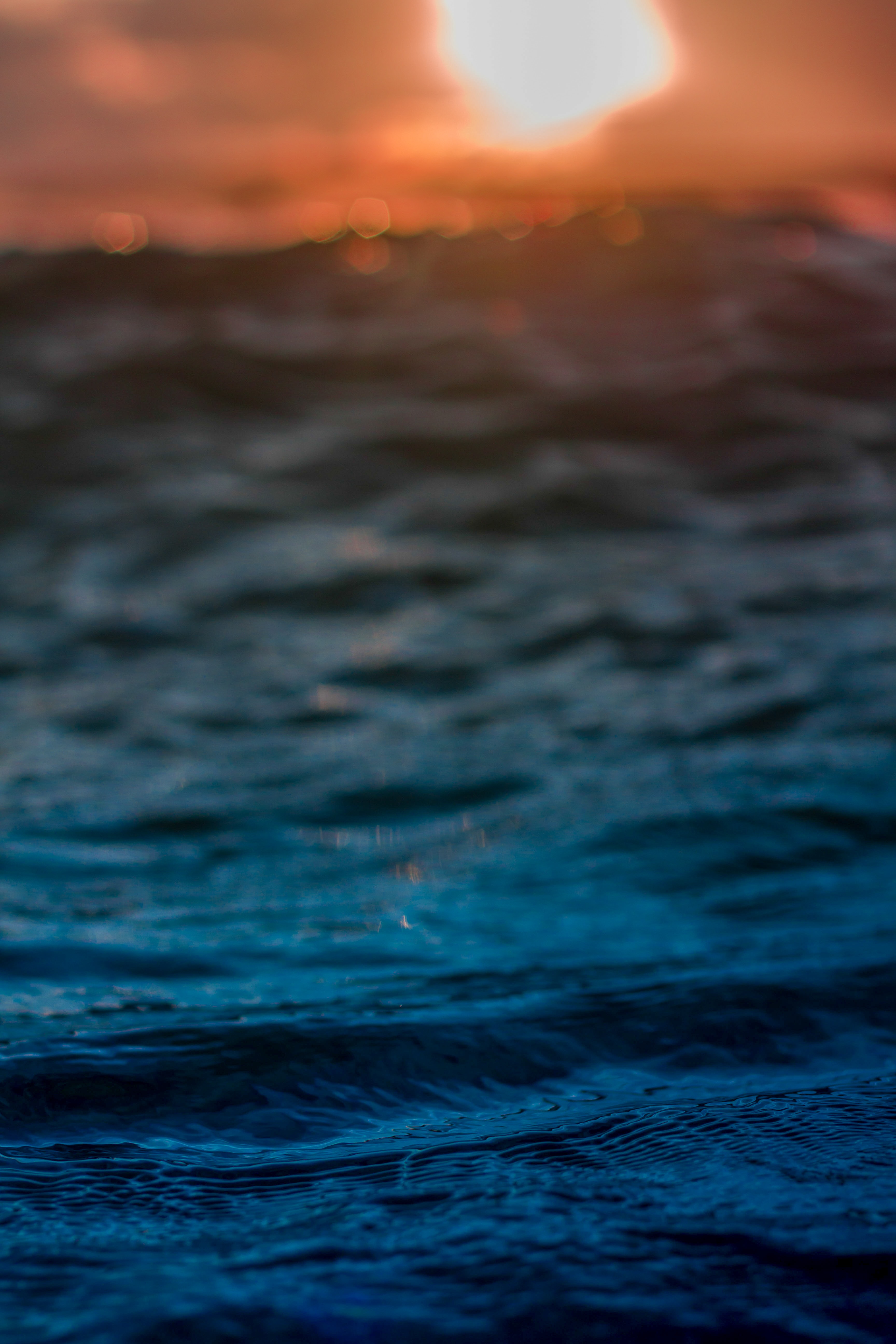 3456x5184  Синяя вода под желтым солнцем фото - бесплатное изображение на Мальдивах на unsplash