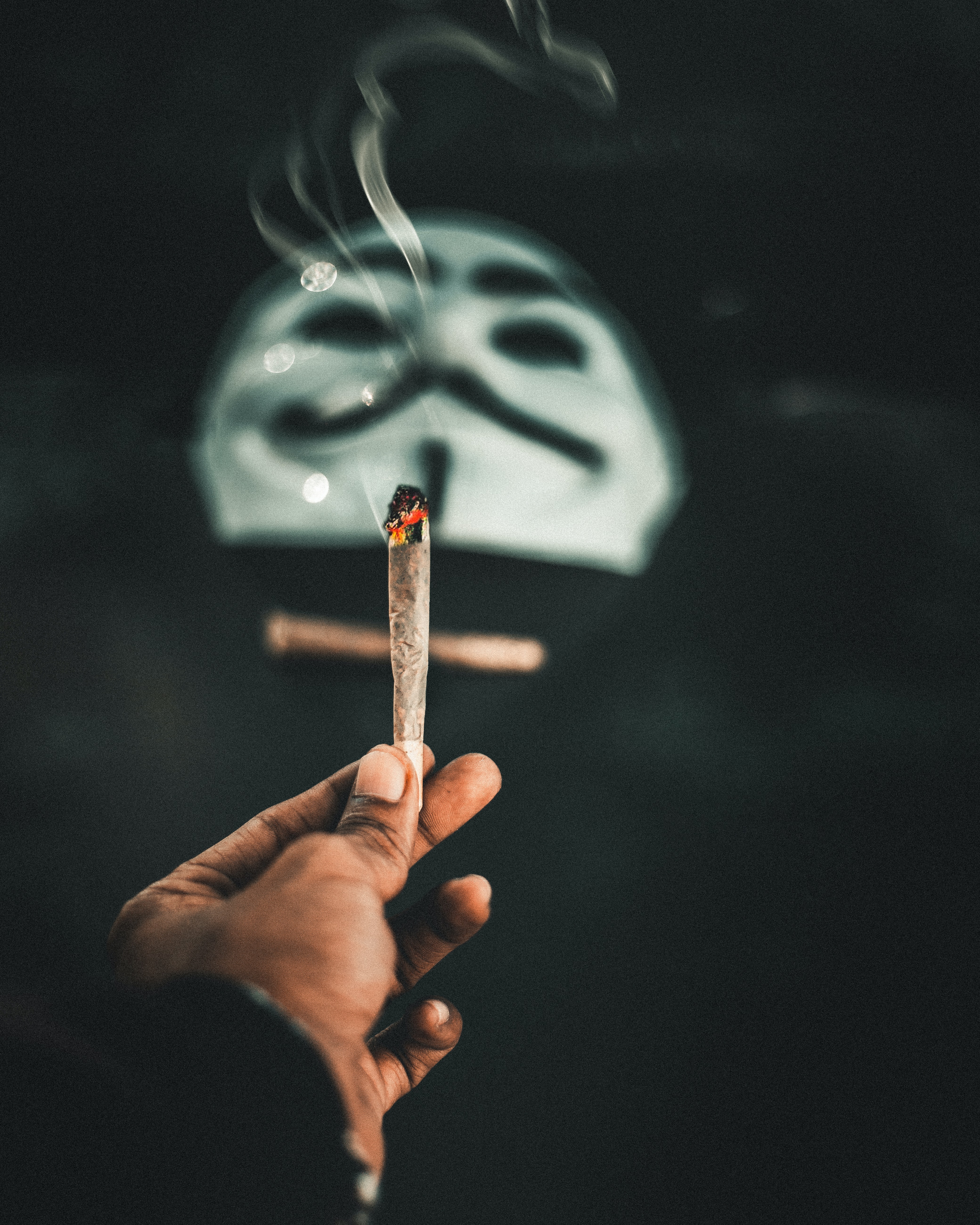4160x5200  Человек, держащий сигаретную палку с белым дымом, - бесплатное дымовое изображение на Unsplash