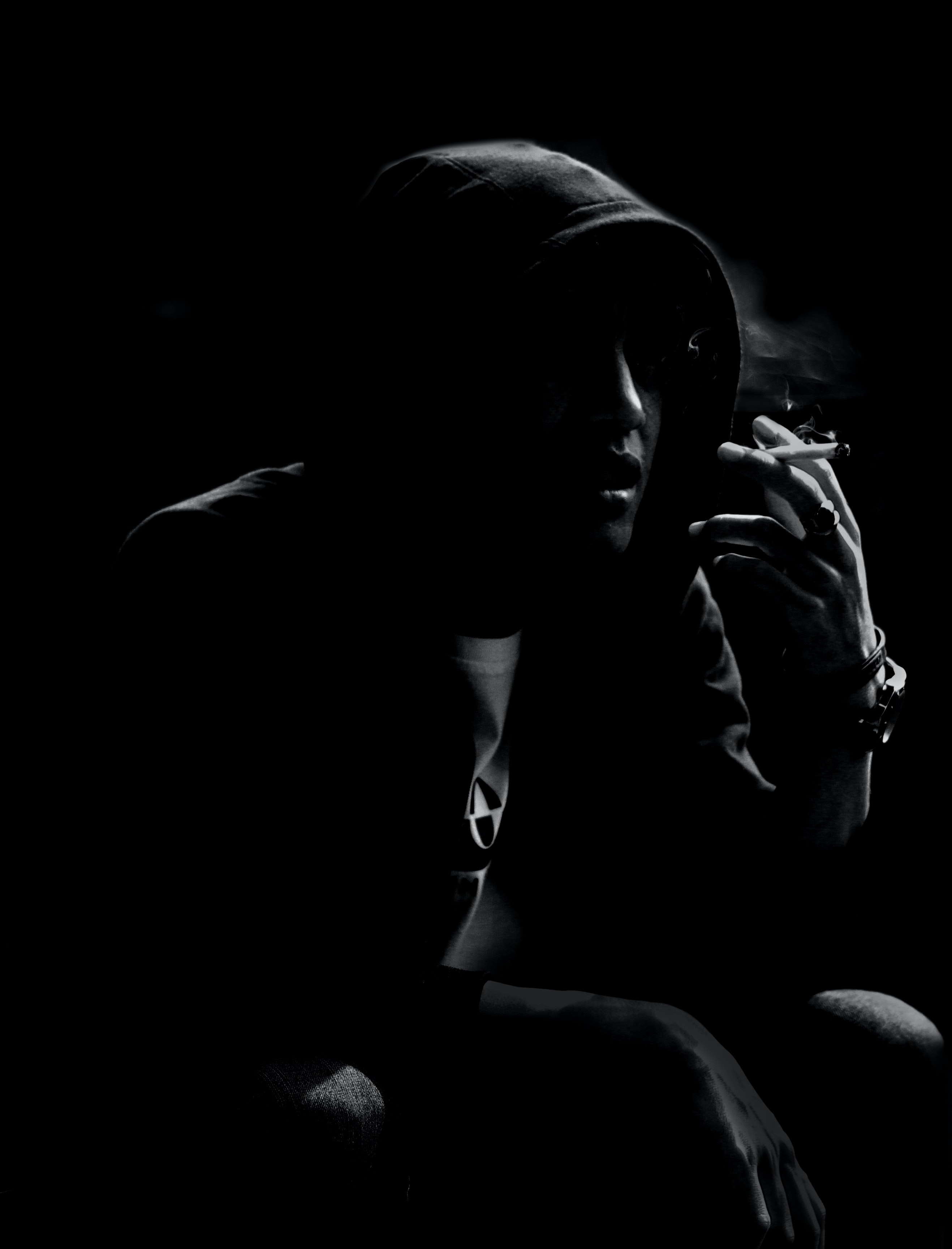 2635x3456  Неупознаваемое стильное мужчина курят сигарету на черном фоне · Бесплатное Стоковое фото