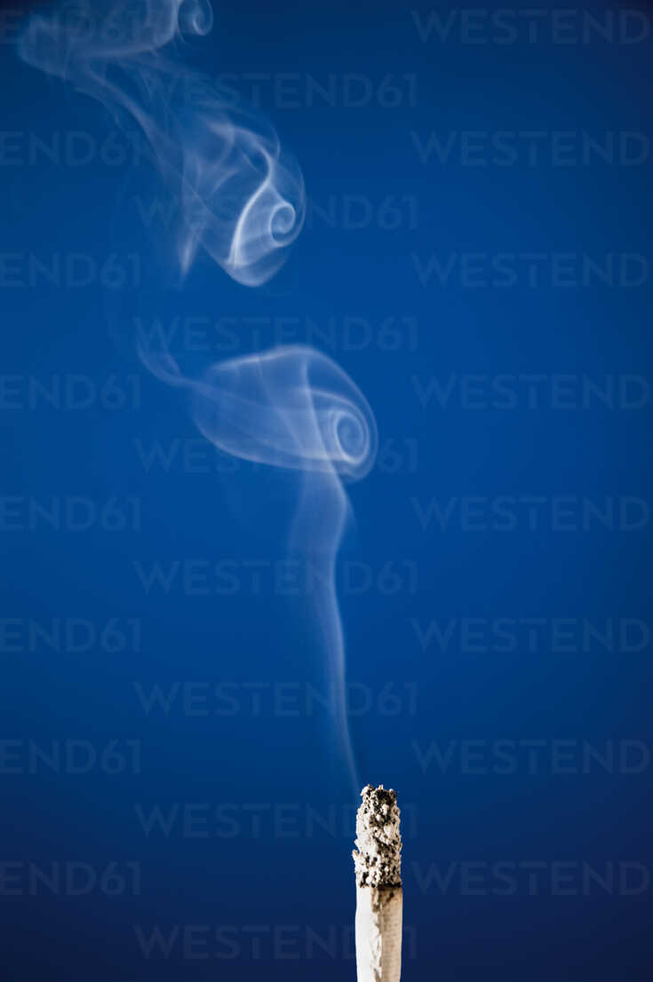 735x1106  Дым сигарет на синем фоне stock photo