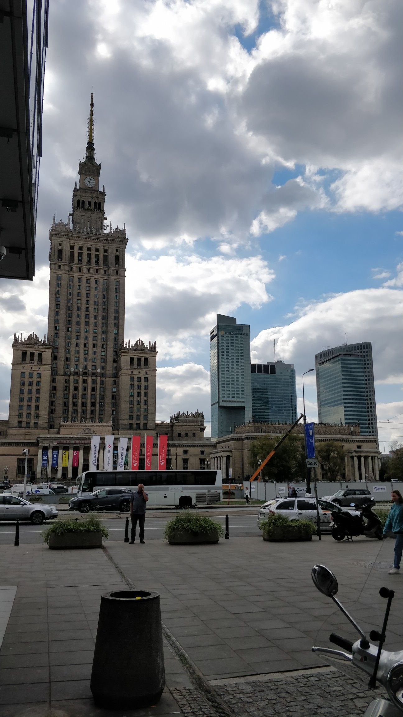 1296x2304  Warsaw Poland сентябрь 04.2019 | Варшава Польша Эмпайр Стейт Билдинг 