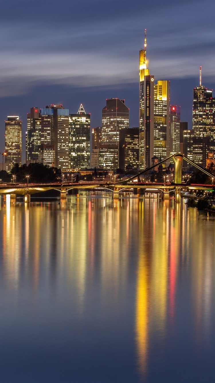 750x1334   Германия Франкфурт ночной город мост через реку огни небоскребов 750x1334 iPhone 8/7/6 / 6S обои фон изображение 