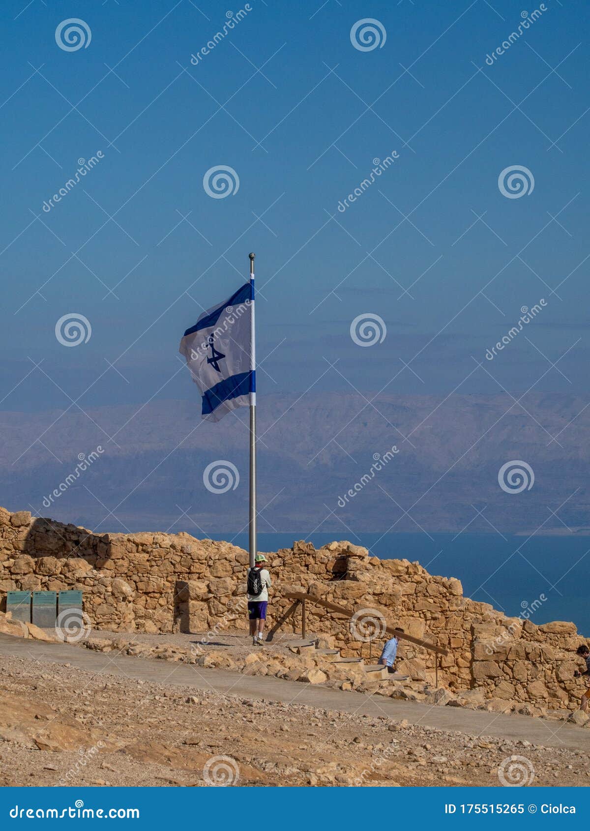 1200x1690  Еврейский флаг на вершине крепости Масада, редакционное изображение Израиля - изображение истории, Центр: 175515265