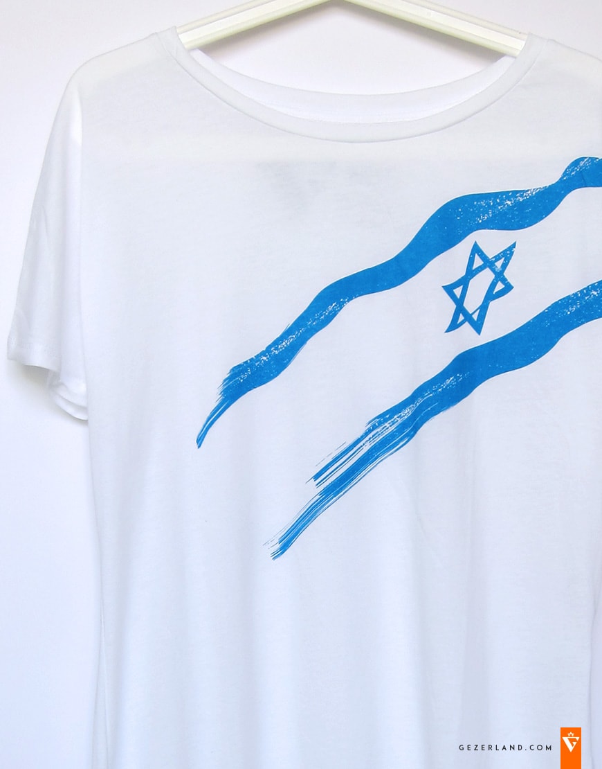870x1110  Женская белая футболка размахивающей флагом Израиля. Сделано в Израиле.