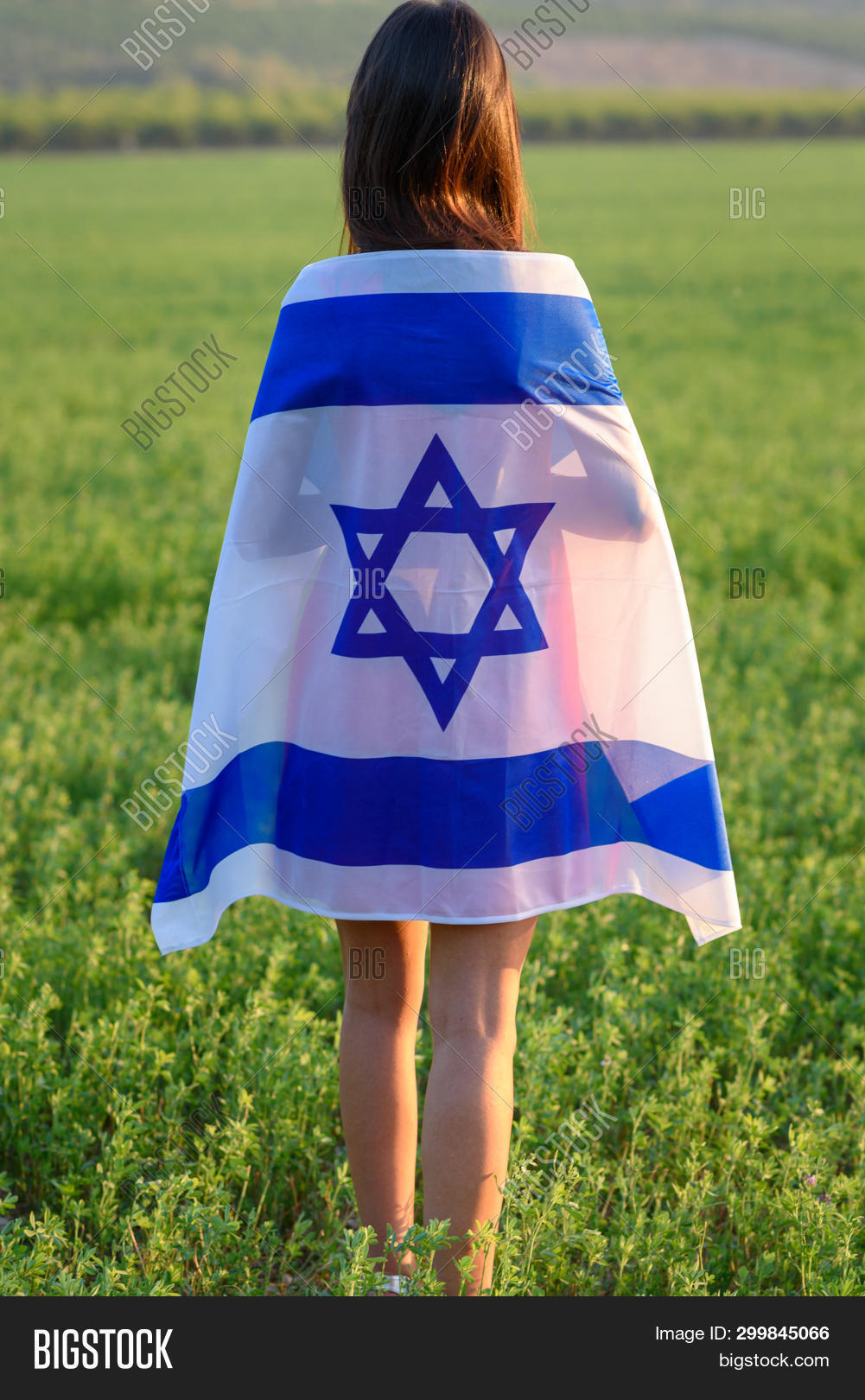 1001x1620  Взгляд с изображением молодой женщины \ U0026 Фото (бесплатная пробная версия) | Бигсток