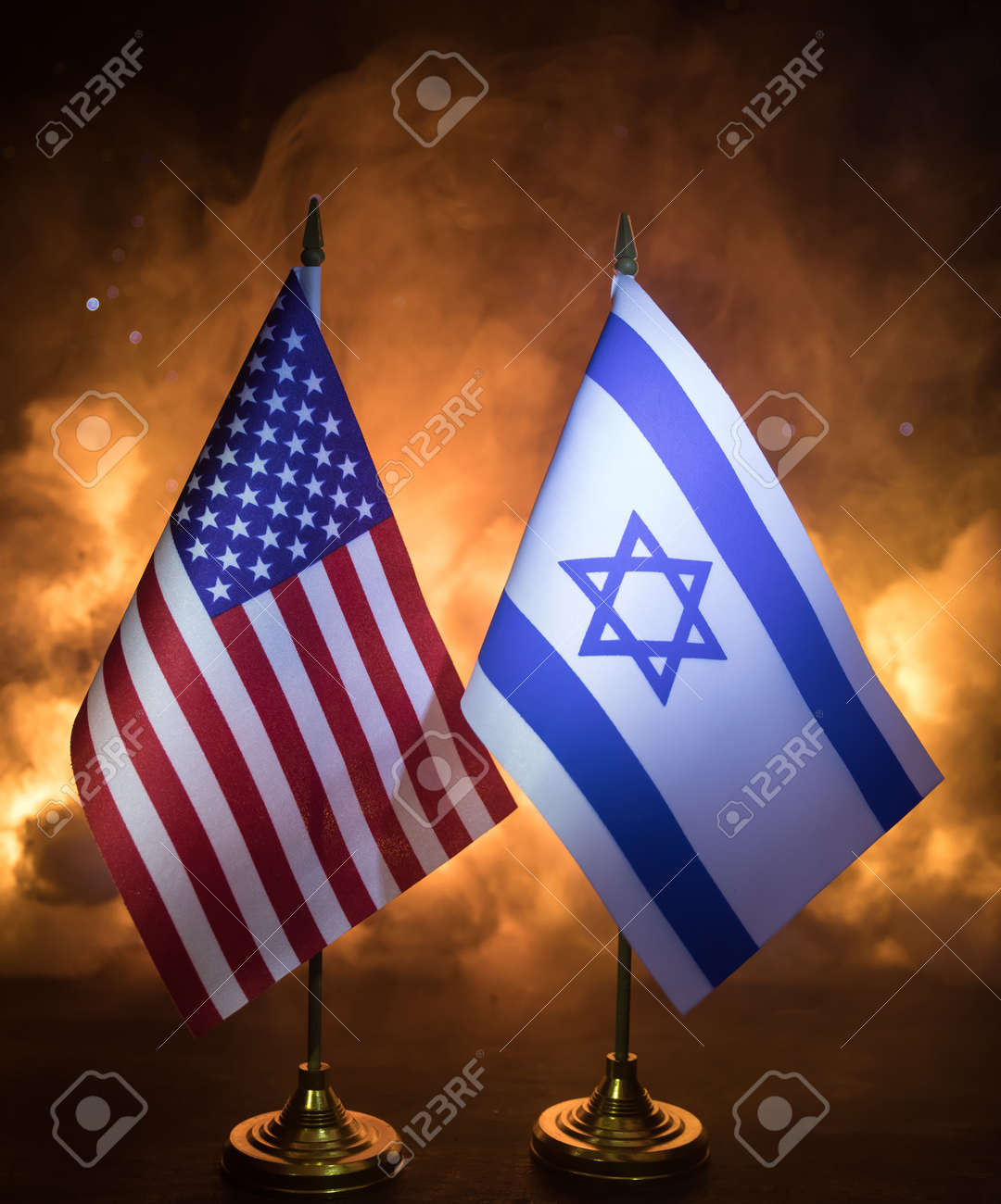 1080x1300  Израиль и США маленькие флаги на горящем темном фоне. Концепция кризиса войны и политических конфликтов между народами. Селективное фокусировка Стоковая фотография, изображение и роялти. Изображение 173160408.