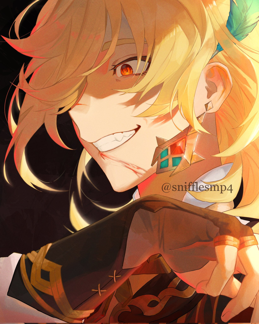 850x1063  Safebooru - 1boy @ (символ) Имя художника Черный фон светлые волосы крупным планом серьги злая улыбка перо волосы орнамент перья без пальцев перчатки геншин с перчатками волосы волосы на одном глазу Highres Jewelry Jewelry