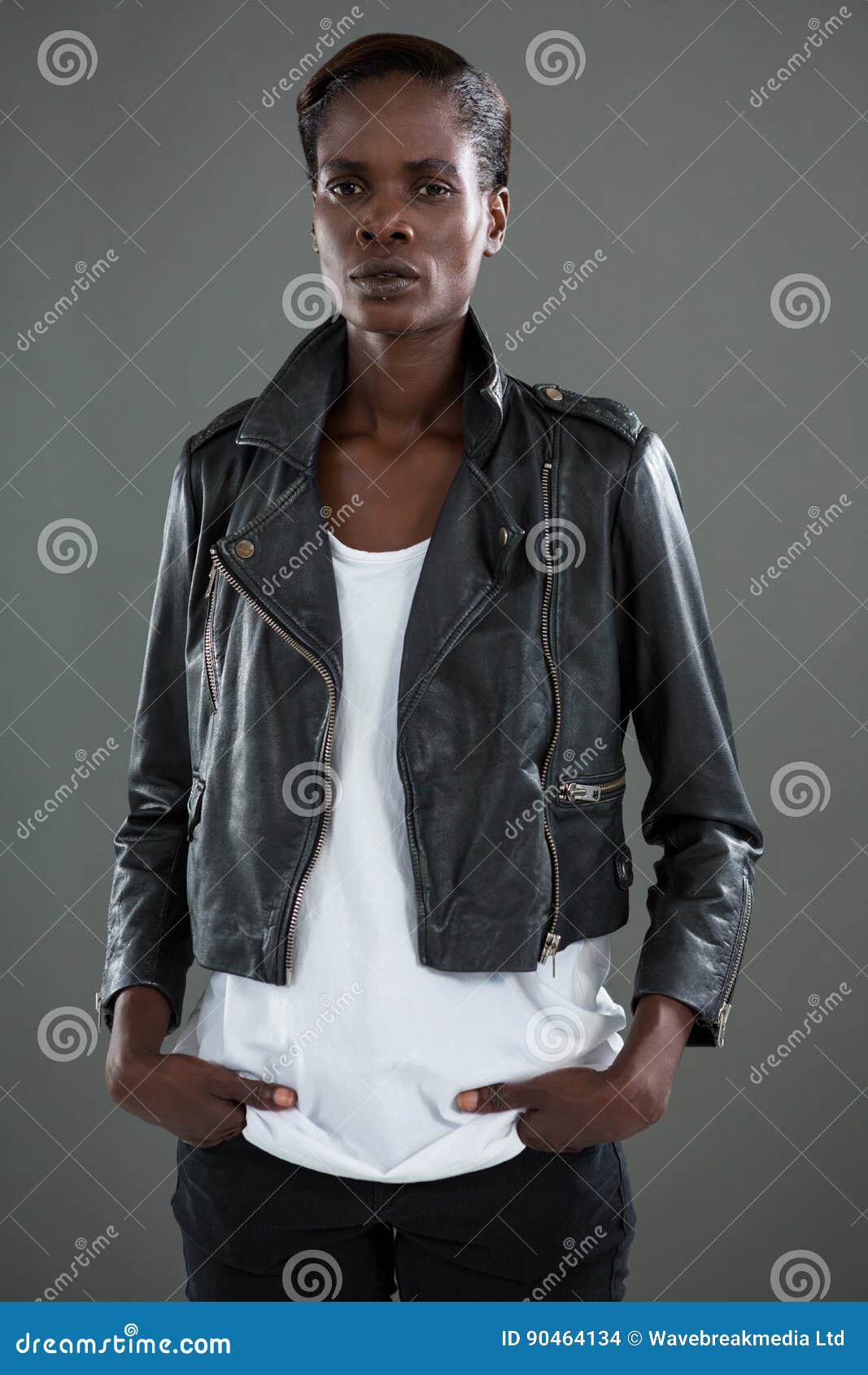 1067x1690  Андрогинозный человек в черной куртке, позитивный против серого фона Стоковое фото - изображение мужского, женственность: 90464134