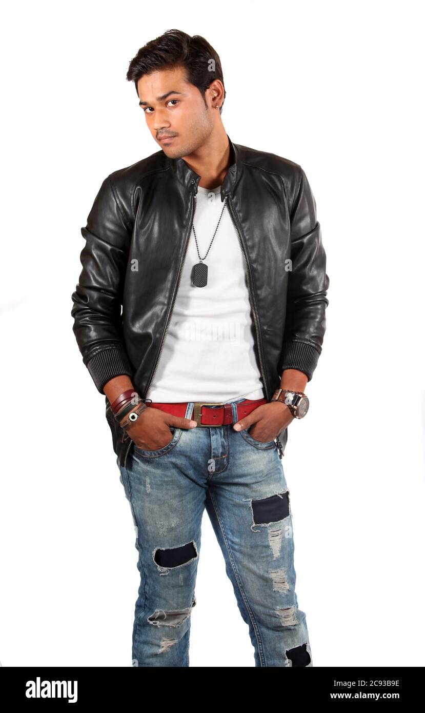 829x1390  Умная красивая индийская модель в кожаной куртке, на белом студийном фоне Stock Photo - Alamy