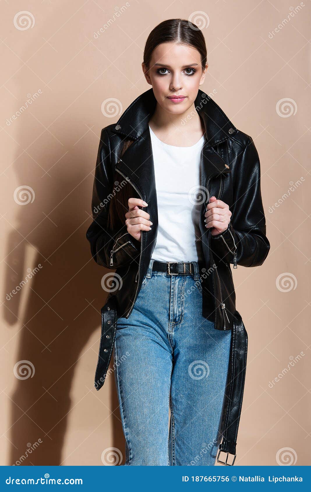 1068x1690  Девушки с большими глазами в кожаной куртке и джинсам на бежевом фоне Stock Photo - Image of Entusiast, веселый: 187665756