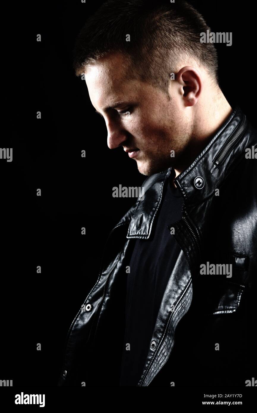 865x1390  Стильный модный молодой человек портрет с кожаной курткой на черном фоне Stock Photo - Alamy