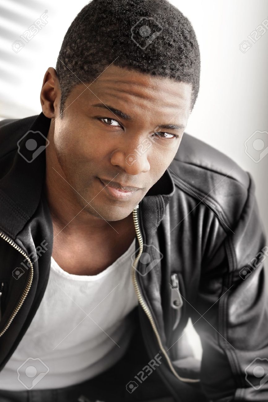 866x1300  Портрет молодого чернокожих в кожаной куртке на современном ярком фоне Stock Photo, Picture и REANTIONS. Изображение 12478288.