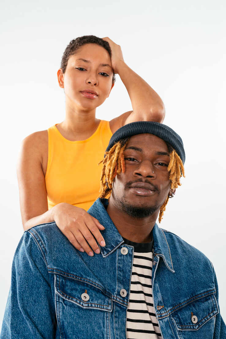 738x1106  Позитивная смешанная гонка женщина с коротки