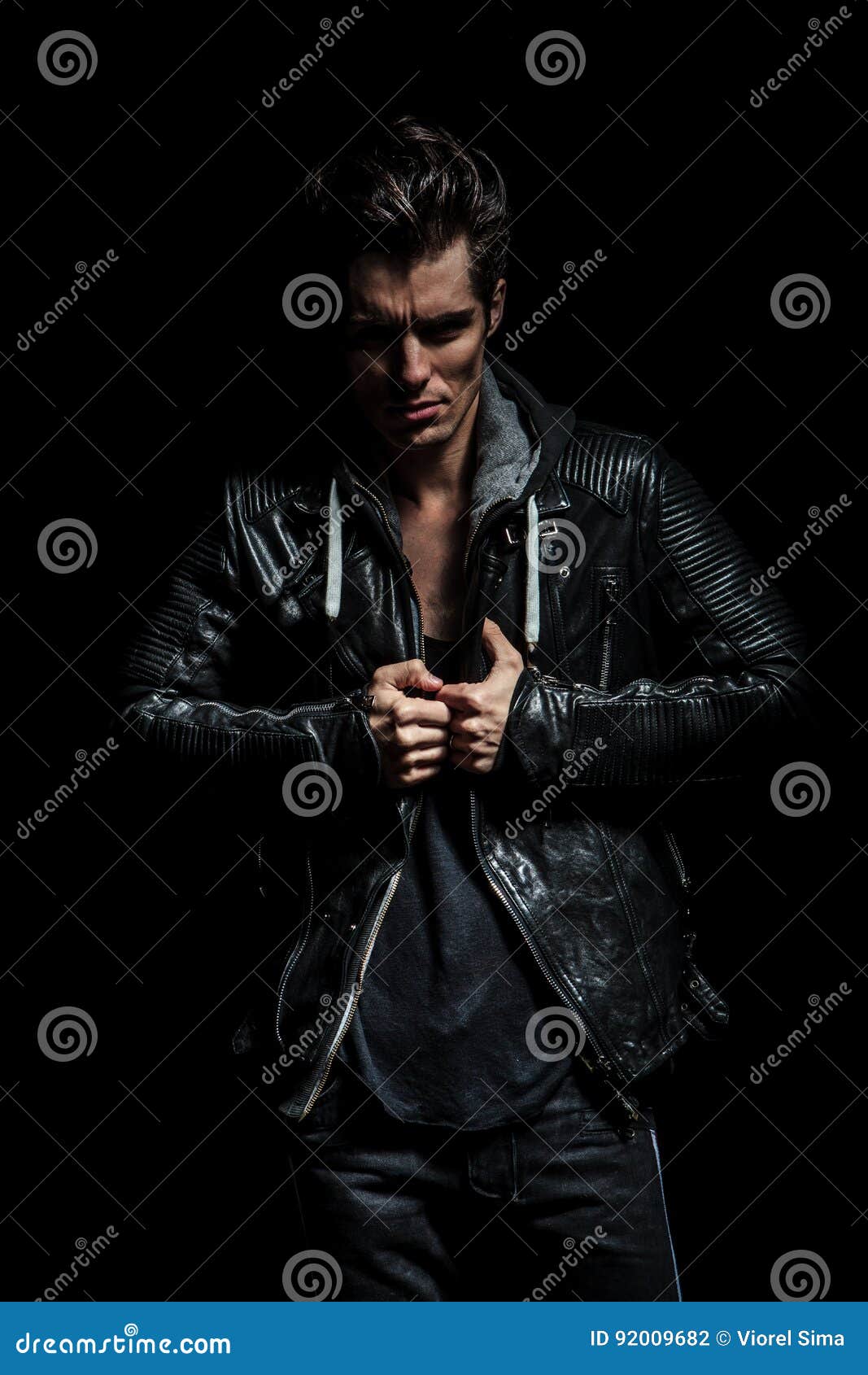 1067x1690  Angry Man, натягивающий воротник кожаной куртки Stock Photo - изображение черного, панк: 92009682