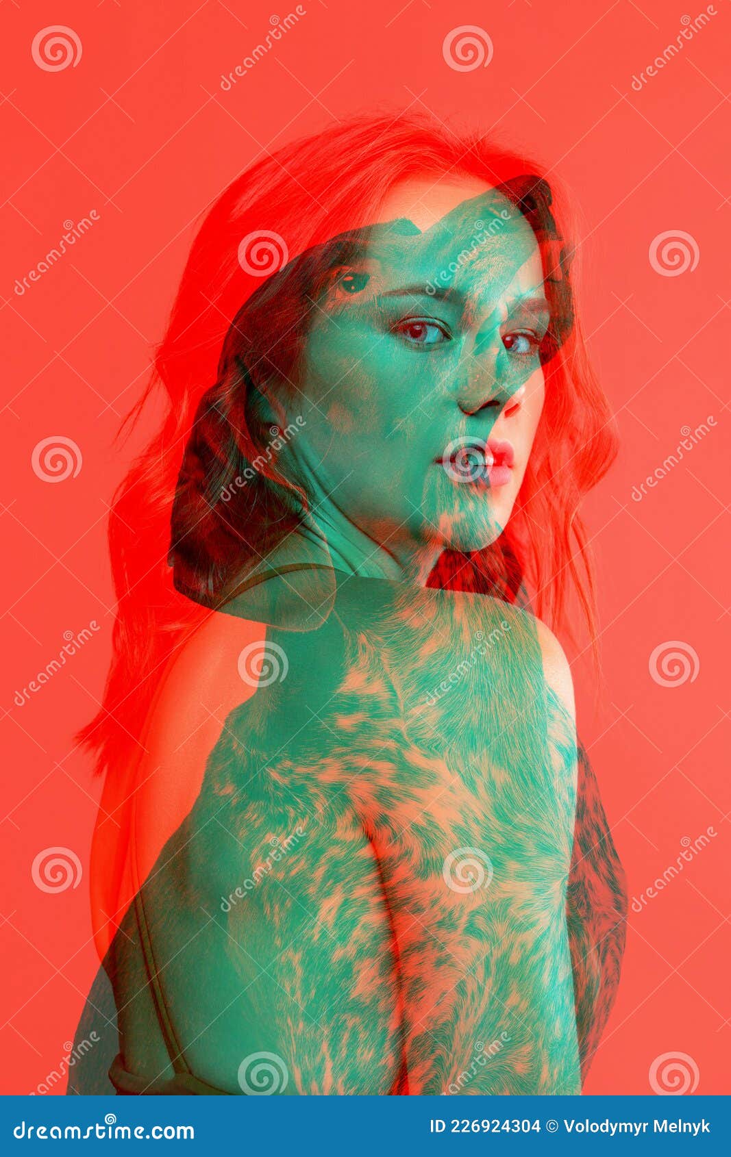 1067x1690  Концептуальное изображение с молодой очаровательной женщиной и силуэтом собаки, изолированной на красном фоне с эффектом сбоя, разделение стокового фото - изображение женщины, умственное: 226924304