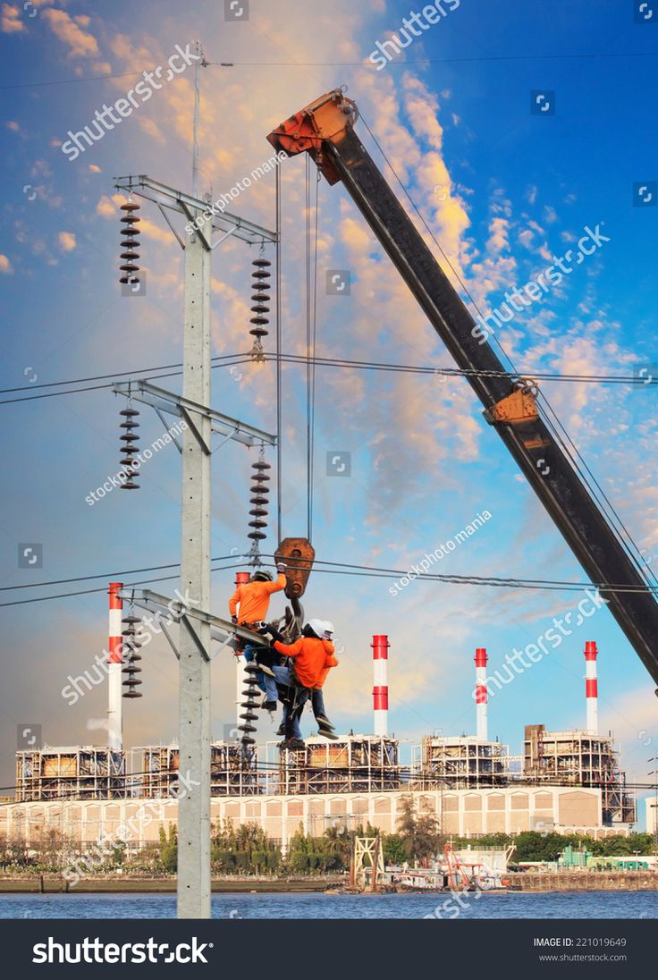 736x1096  Работник электрика, работающий над электрическим полюсом высокого напряжения с краном против фабричного здания фон #ad,… | Электрик, электрик, услуги, электрические рабочие места
