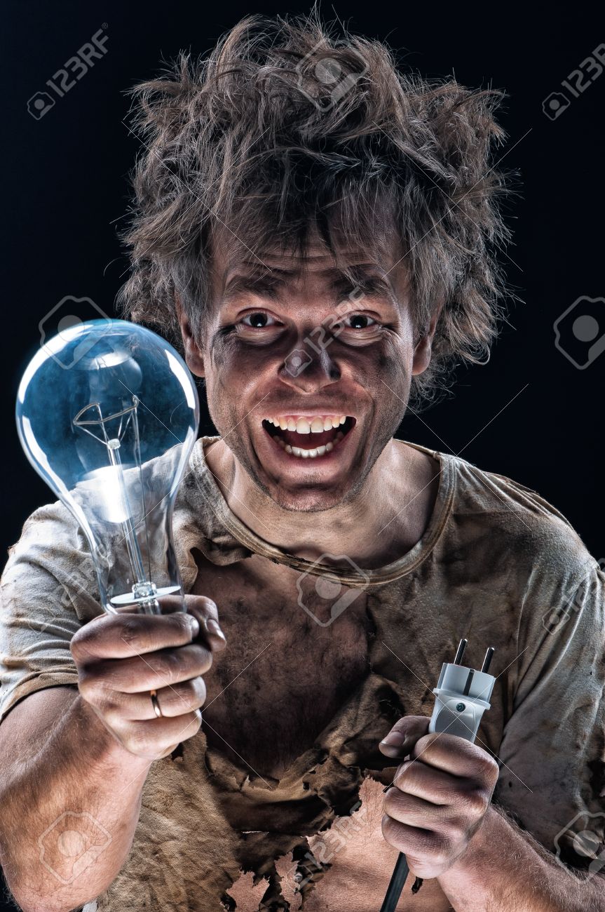 863x1300  Портрет забавного электрика с лампочкой на черном фоне Stock Photo, Picture и REALITCY Image. Изображение 46518654.