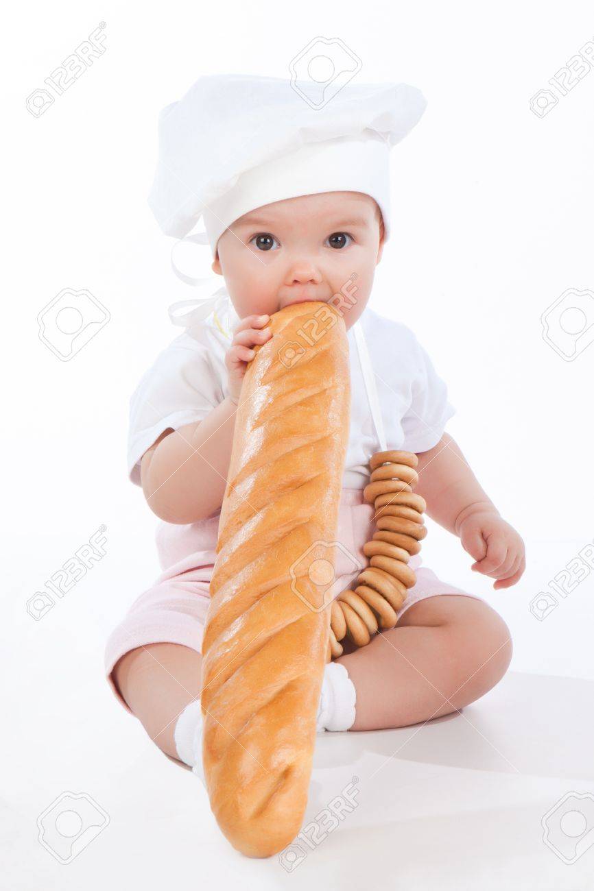 866x1300  Little Baker Baby Girl с длинной буханкой, изолированной на белом фоне Stock Photo, Picture и REALITCY. Изображение 19342396.